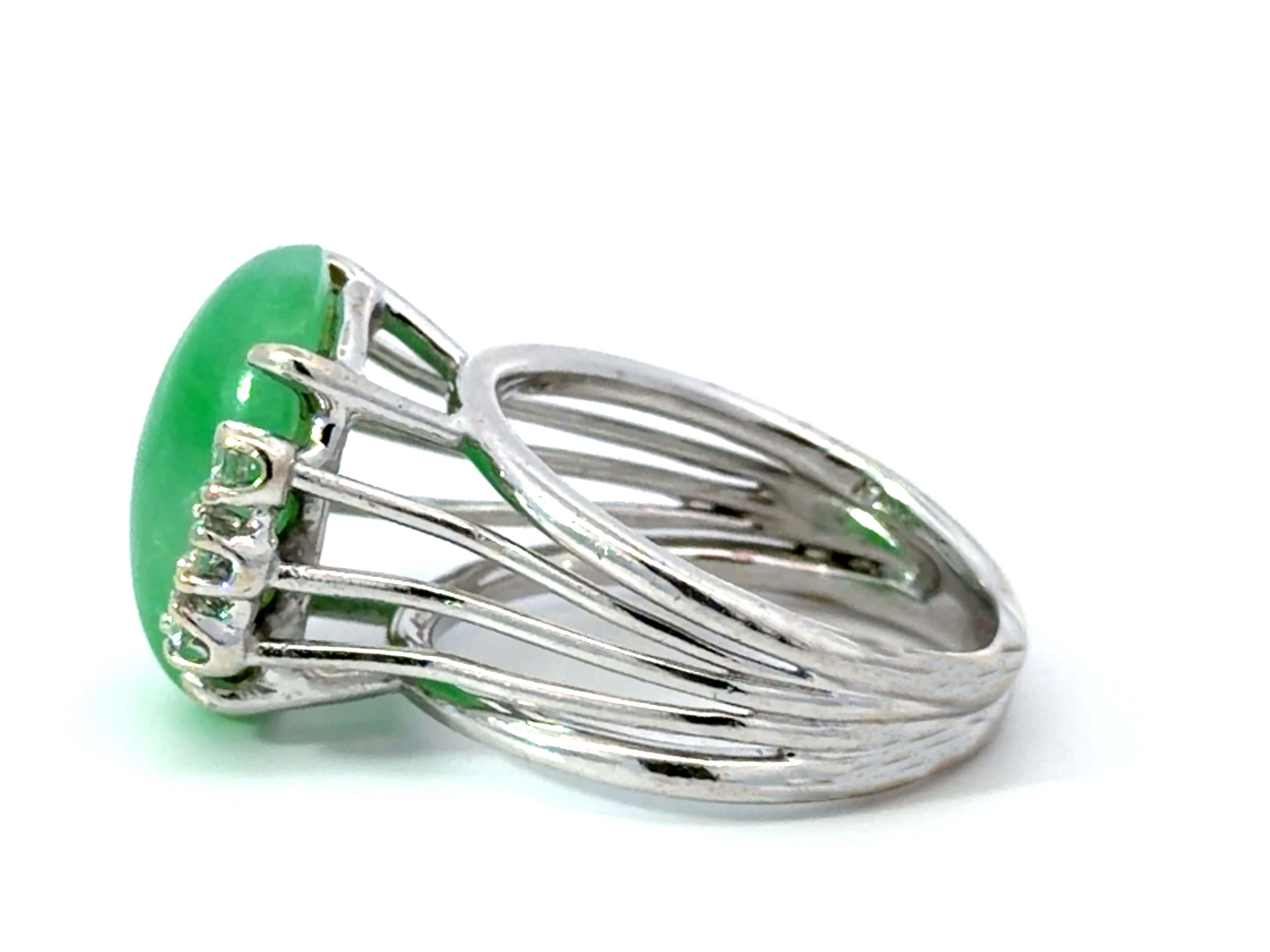 Bague ovale en jade cabochon vert et 6 diamants en or blanc 14K en vente 1