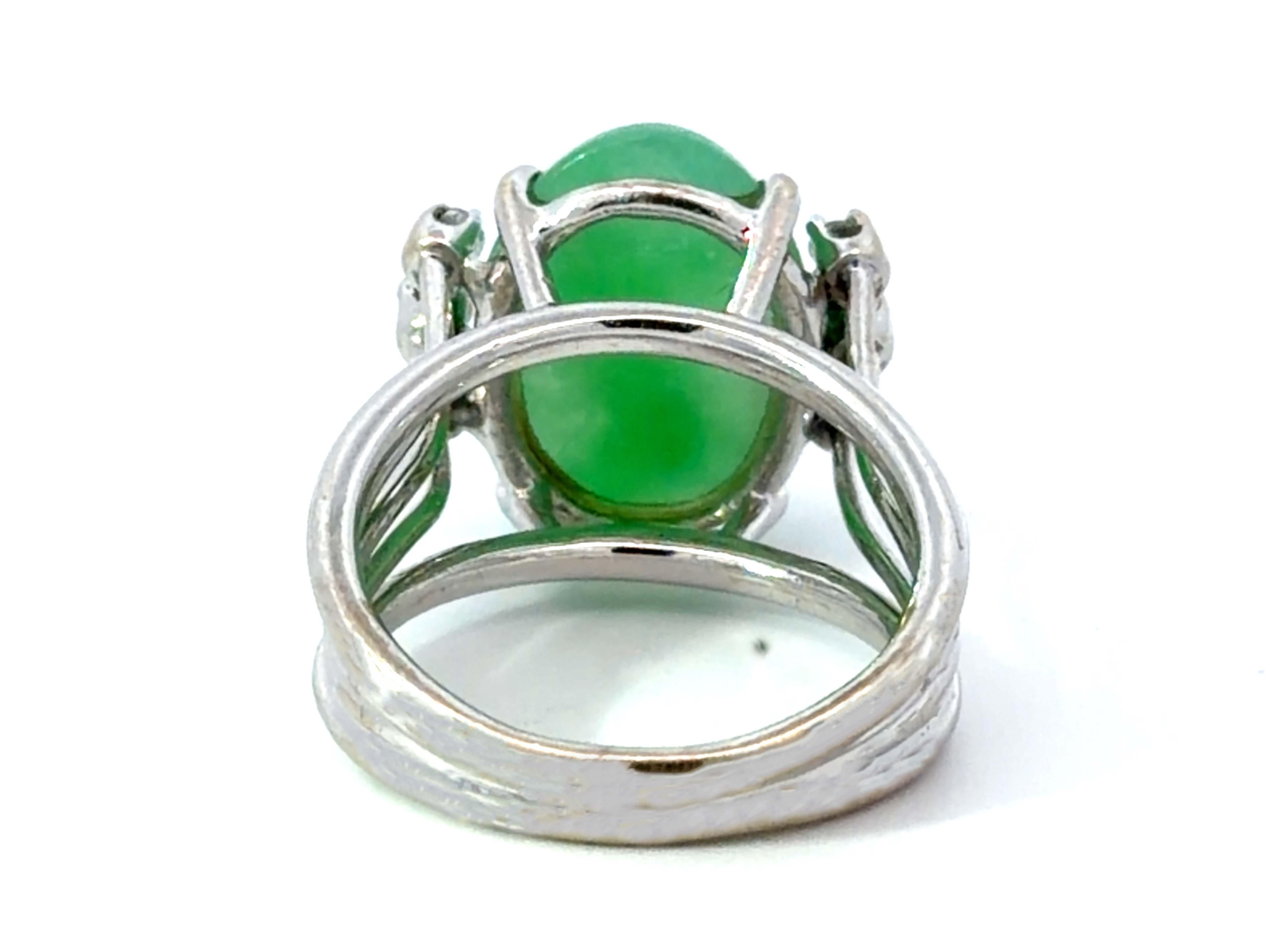 Bague ovale en jade cabochon vert et 6 diamants en or blanc 14K en vente 2