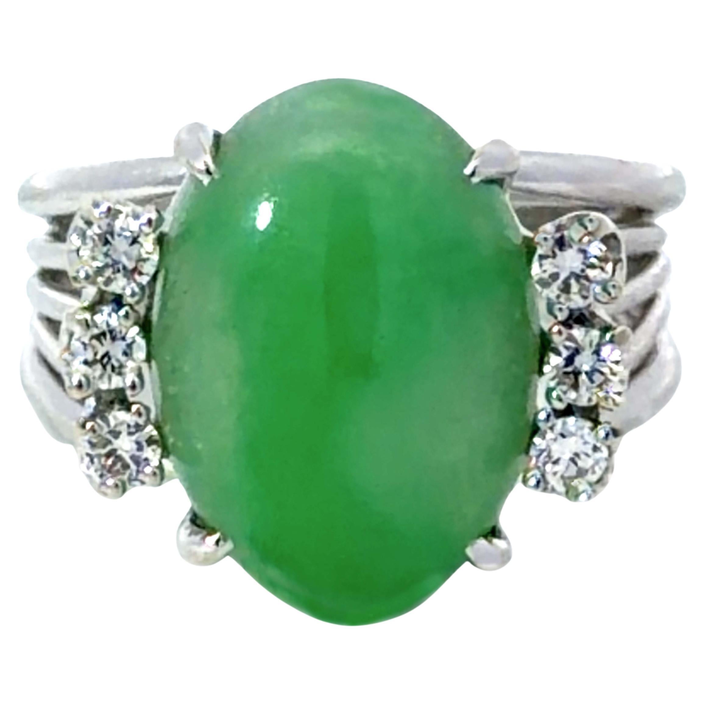 Bague ovale en jade cabochon vert et 6 diamants en or blanc 14K