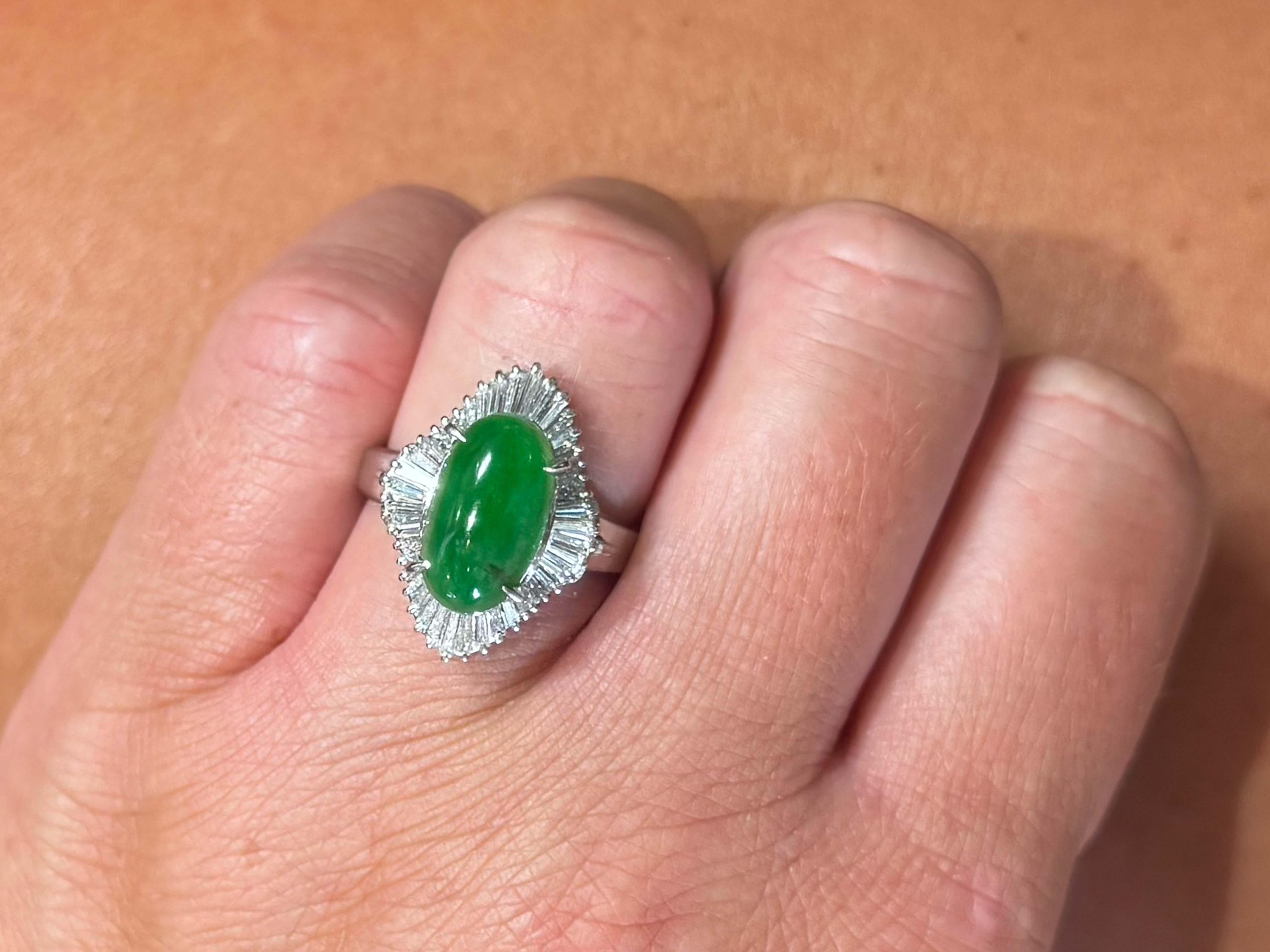 Spécifications de l'anneau :

Métal : Platine 900

Poids total : 10,4 grammes

Hauteur de l'anneau : 21 mm

Poids en carats du diamant : 0,76 carats

Poids en carats du jade : ~4.15 carats

Dimensions du jade : 13,6 mm x 7,7 mm x 4,5

Taille de