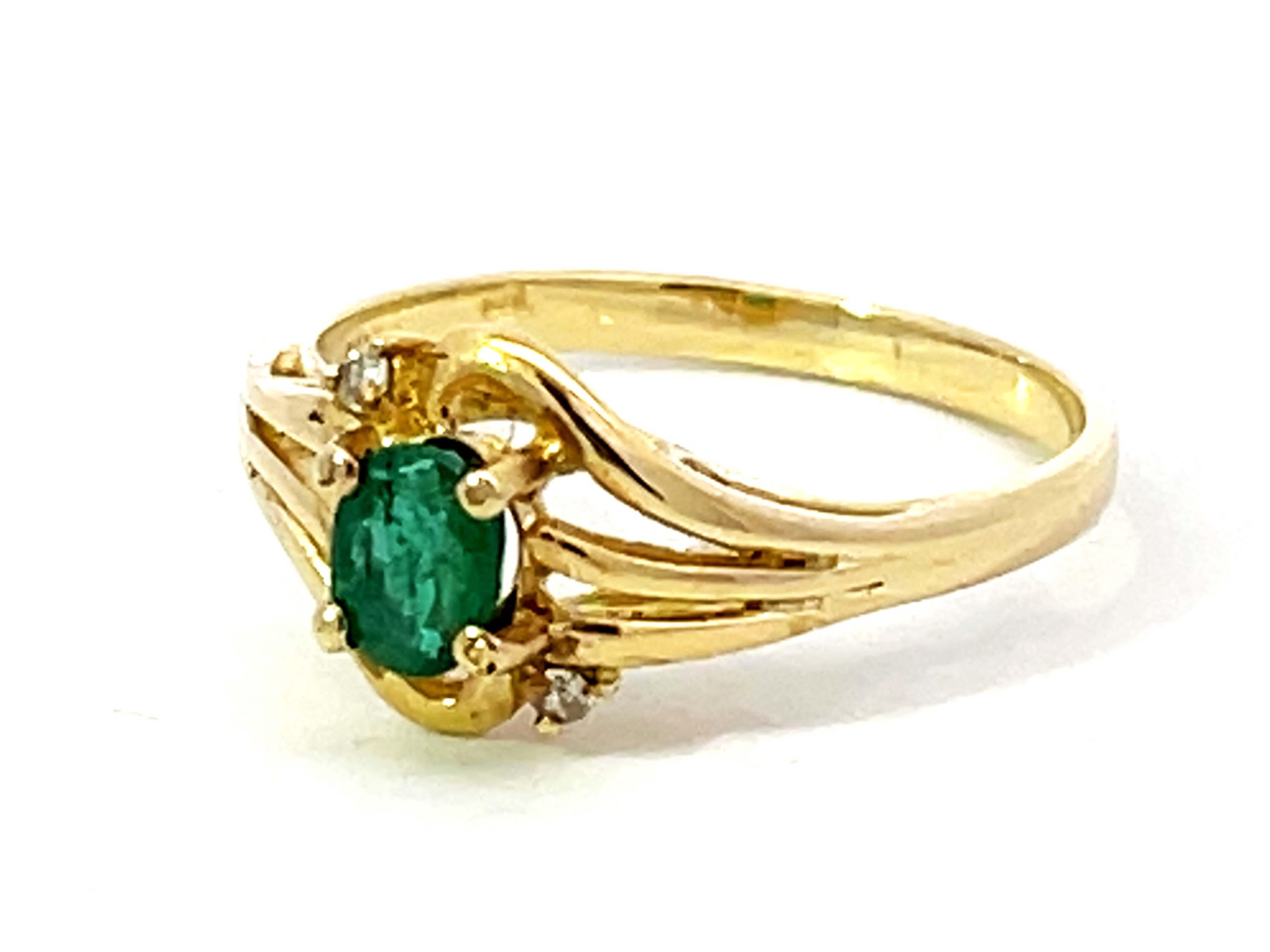Modern Oval Green Emerald and 2 Diamond Stackable Ring in 14k Yellow Gold For Sale