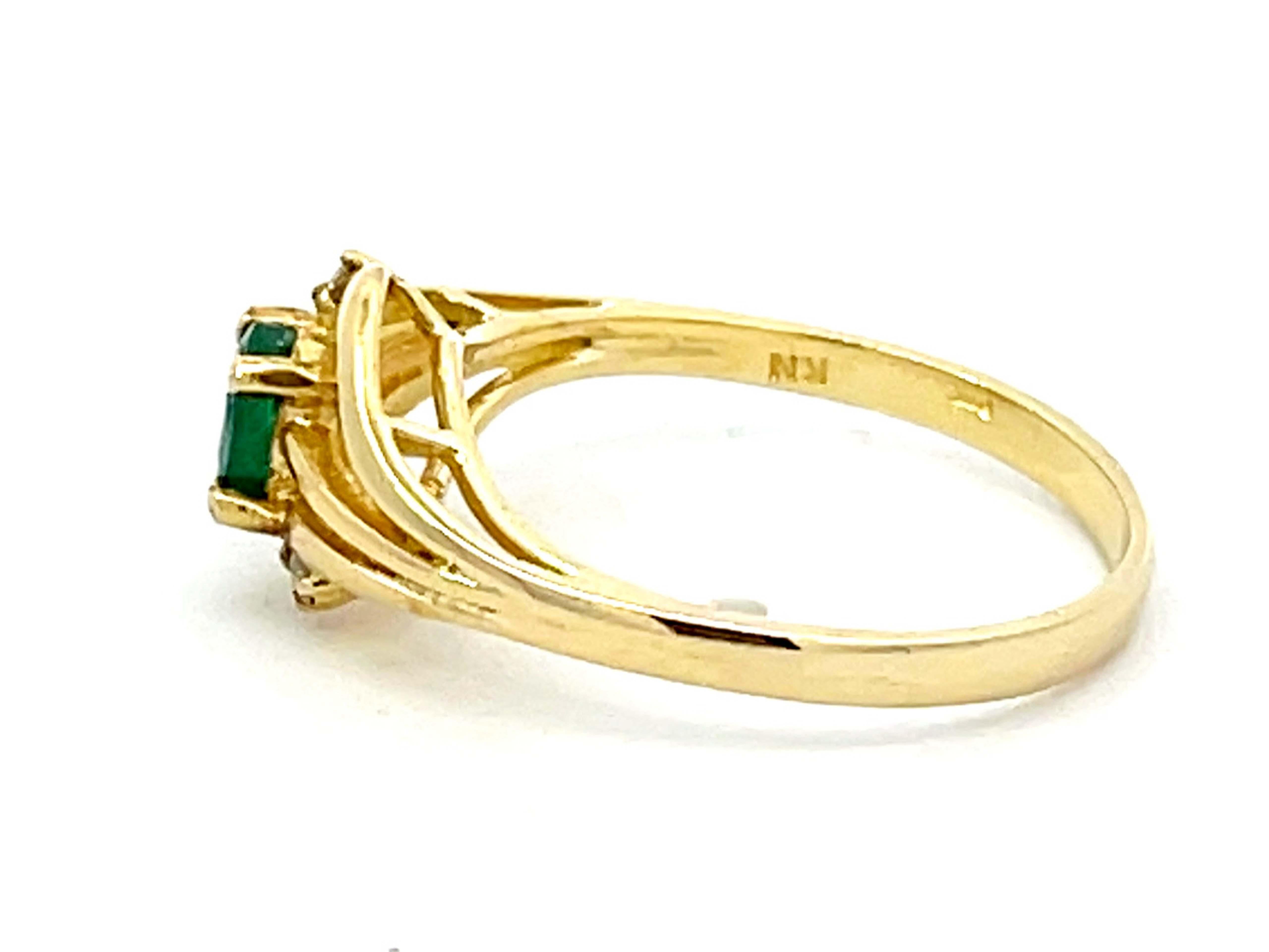 Oval Green Emerald and 2 Diamond Stackable Ring in 14k Yellow Gold In Excellent Condition For Sale In Honolulu, HI