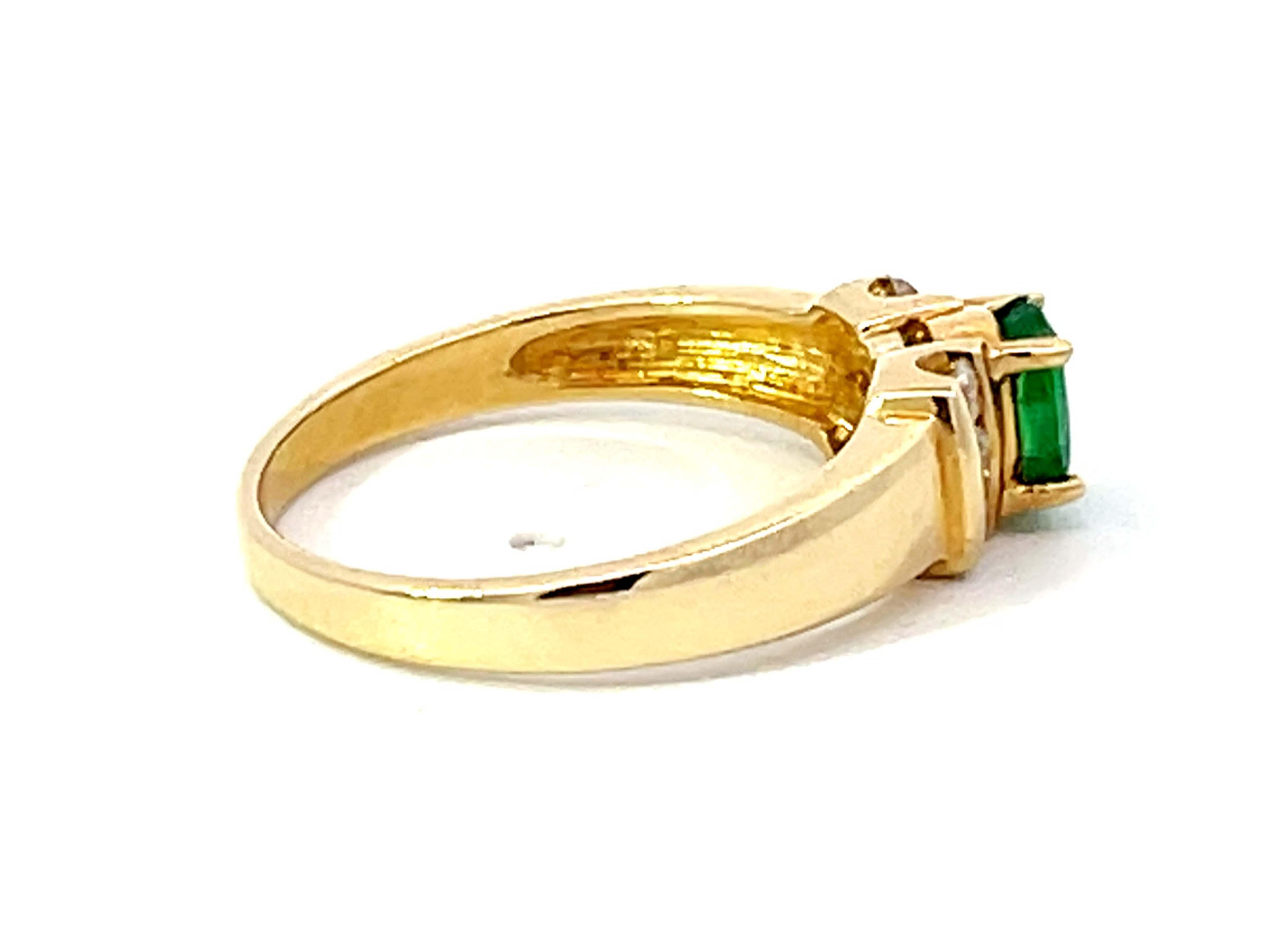 Oval Green Emerald and 6 Diamond Stackable Ring in 14k Yellow Gold In Excellent Condition For Sale In Honolulu, HI