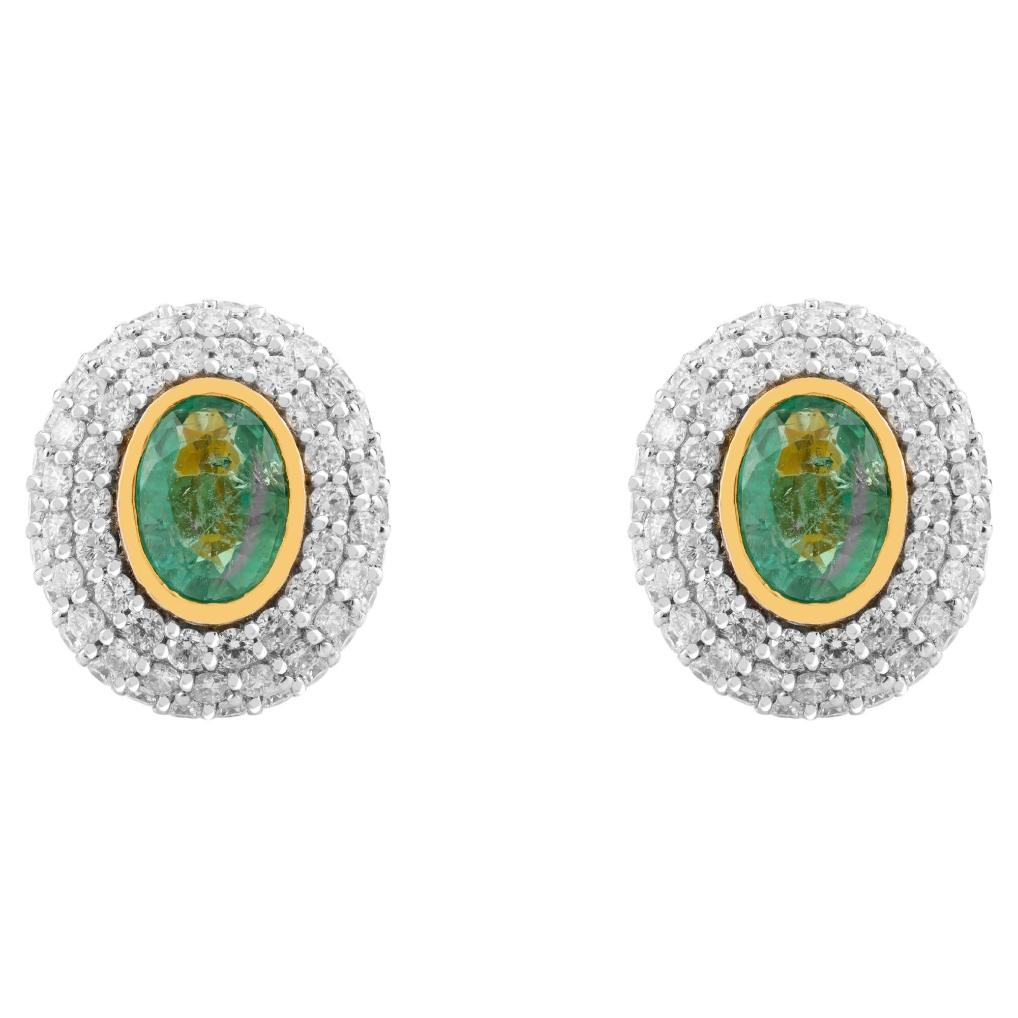 Ovaler grüner Smaragd und doppelter Diamant-Halo-Ohrstecker aus 14K Gelbgold