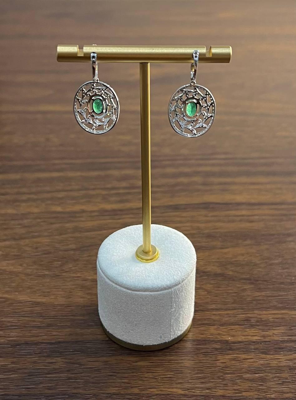 Orecchini a goccia ovali con smeraldo verde e diamante a raggiera in oro bianco 14K in vendita 5