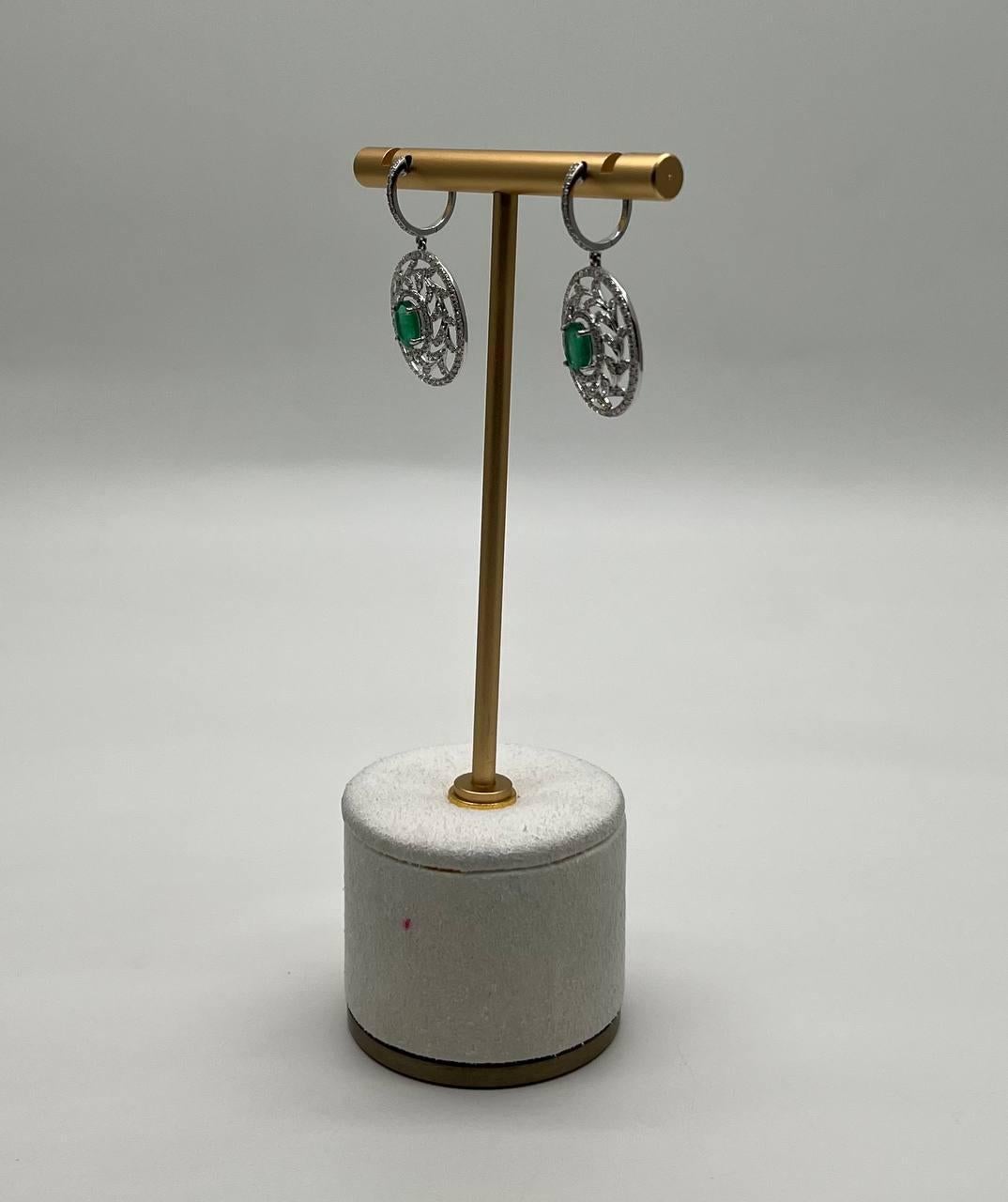 Taglio misto Orecchini a goccia ovali con smeraldo verde e diamante a raggiera in oro bianco 14K in vendita