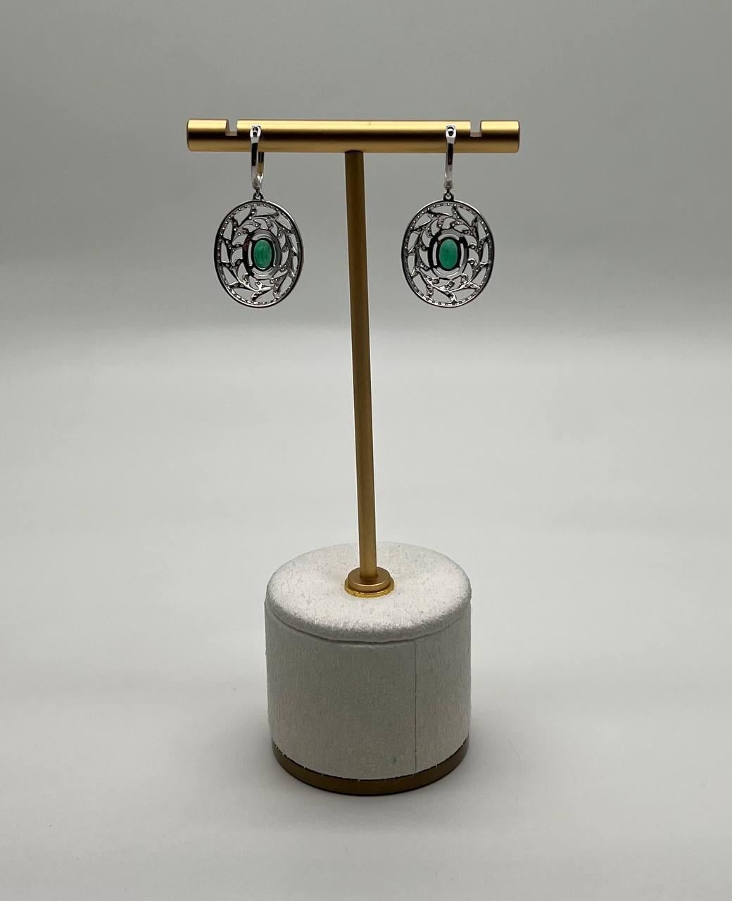Orecchini a goccia ovali con smeraldo verde e diamante a raggiera in oro bianco 14K In condizioni Nuovo in vendita a Oakton, VA