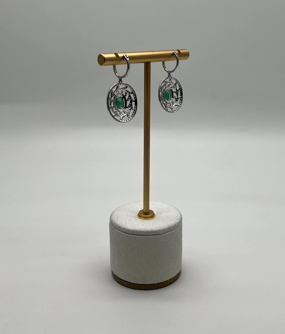 Donna Orecchini a goccia ovali con smeraldo verde e diamante a raggiera in oro bianco 14K in vendita