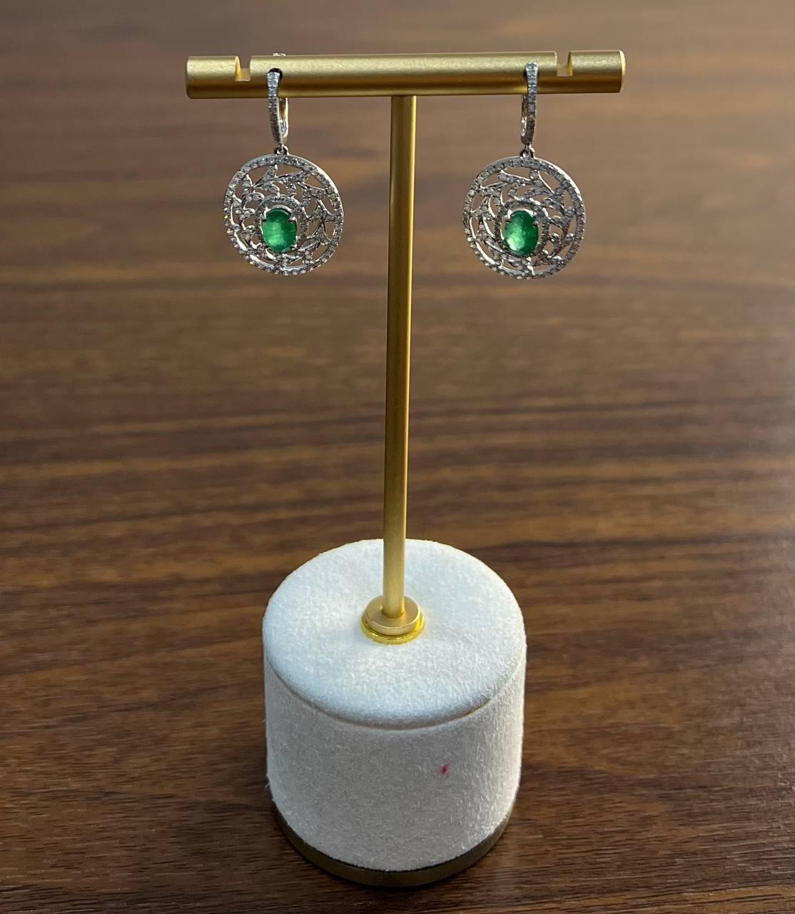 Orecchini a goccia ovali con smeraldo verde e diamante a raggiera in oro bianco 14K in vendita 1