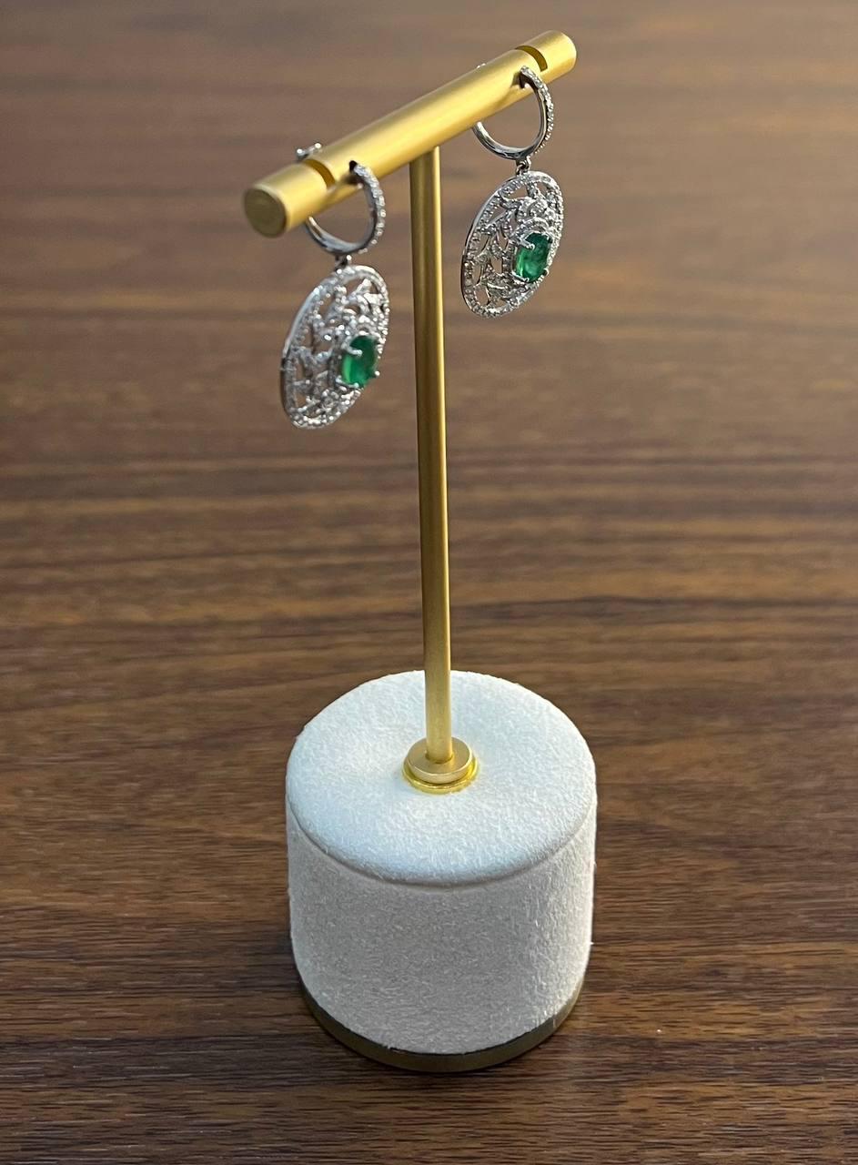 Orecchini a goccia ovali con smeraldo verde e diamante a raggiera in oro bianco 14K in vendita 2