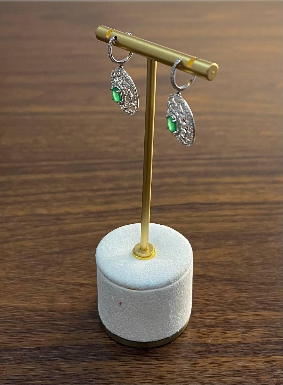 Orecchini a goccia ovali con smeraldo verde e diamante a raggiera in oro bianco 14K in vendita 3