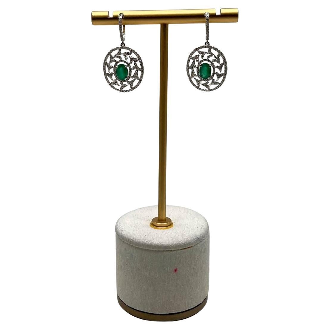 Pendientes de gota ovalados de oro blanco de 14 quilates con halo de diamantes y esmeralda verde