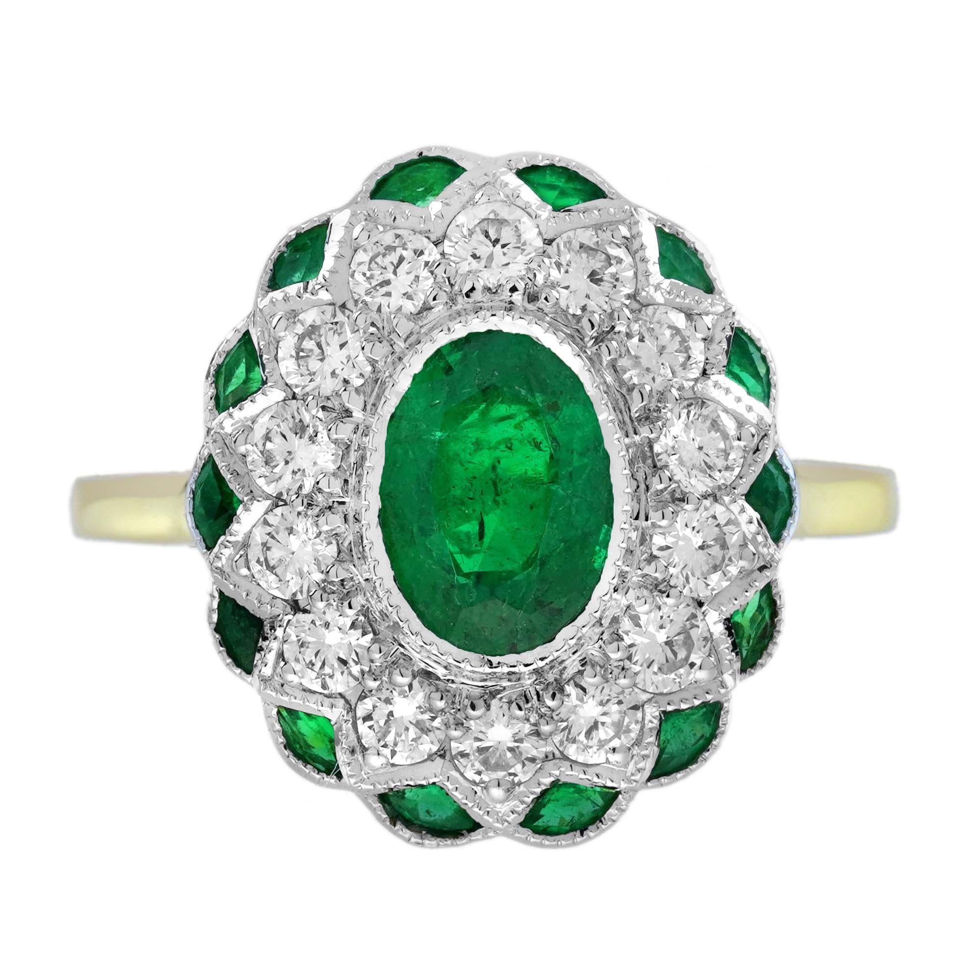 La bague à halo floral en émeraude et diamant de style Art déco est ornée d'une magnifique émeraude de 1,15 carat au centre, entourée d'un halo de diamants disposés selon un motif floral. Les diamants étincelants rehaussent la riche teinte verte de