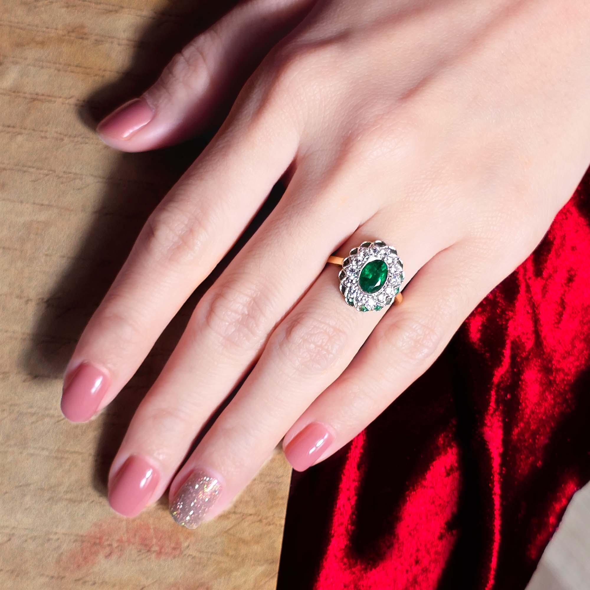Bague en or 18 carats ornée d'un halo d'émeraudes vertes ovales et de diamants de style Art déco et floral en vente 2