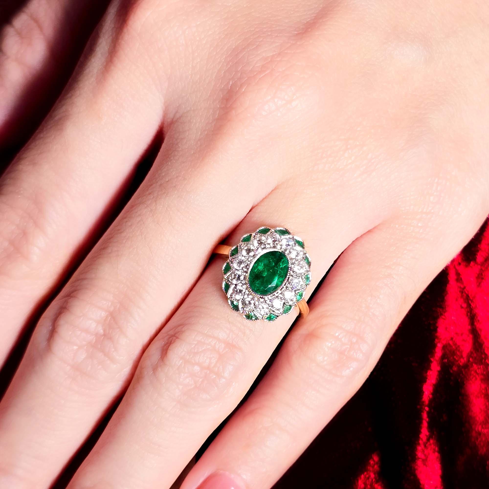 Bague en or 18 carats ornée d'un halo d'émeraudes vertes ovales et de diamants de style Art déco et floral en vente 3