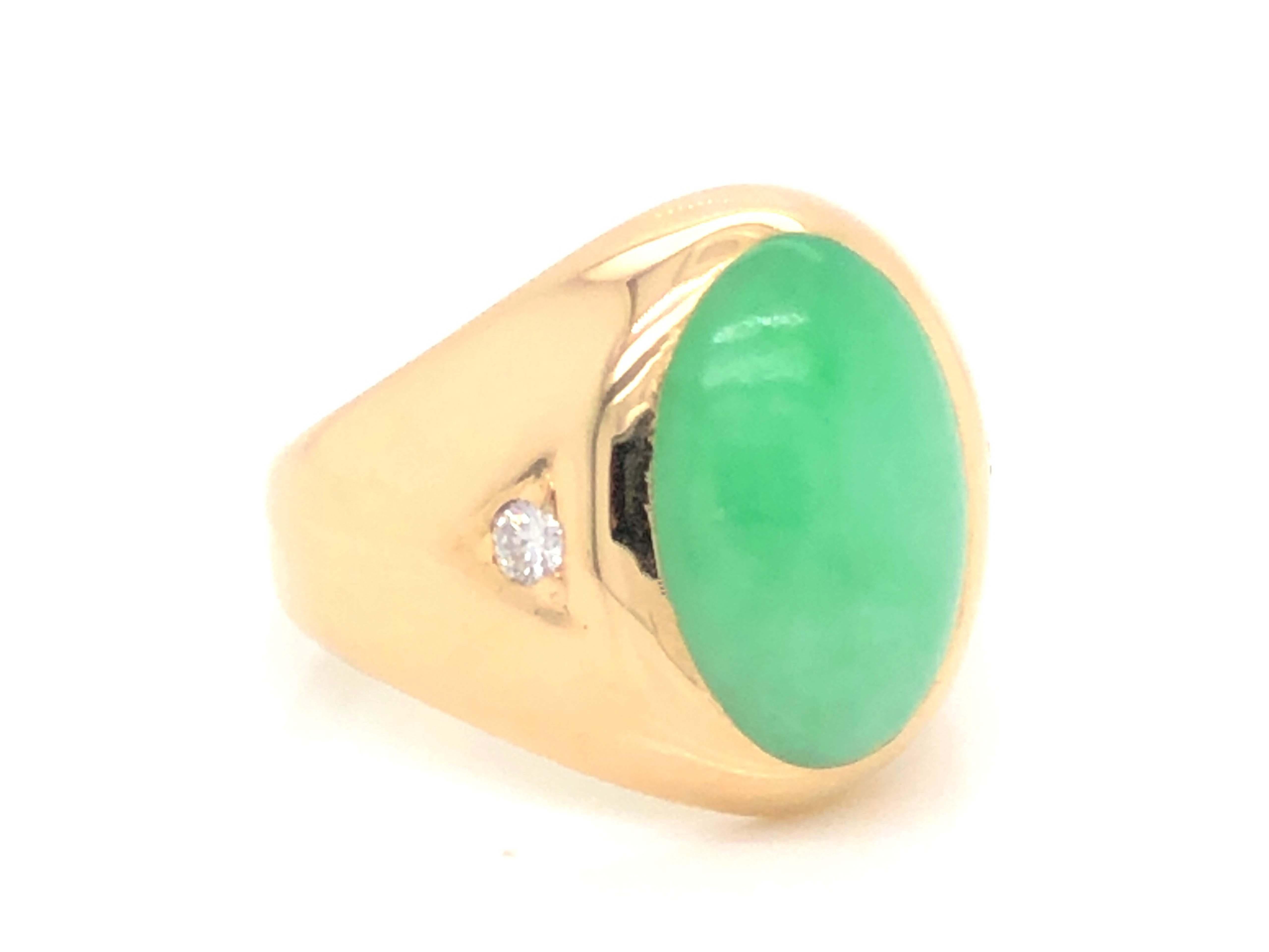 Ovaler Ring aus grüner Jade und 2 Diamanten, 14k Gelbgold (Moderne) im Angebot