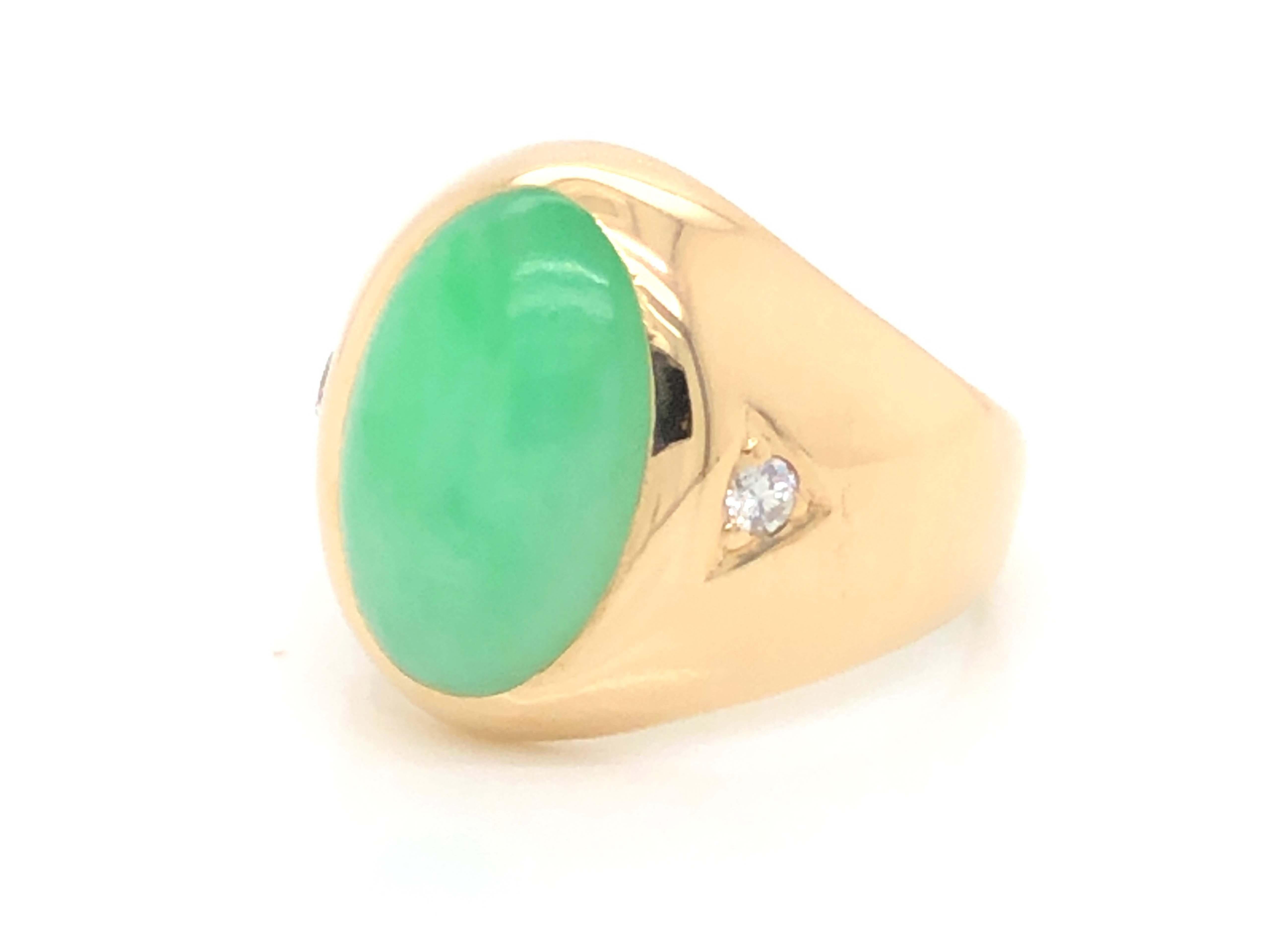 Ovaler Ring aus grüner Jade und 2 Diamanten, 14k Gelbgold (Ovalschliff) im Angebot