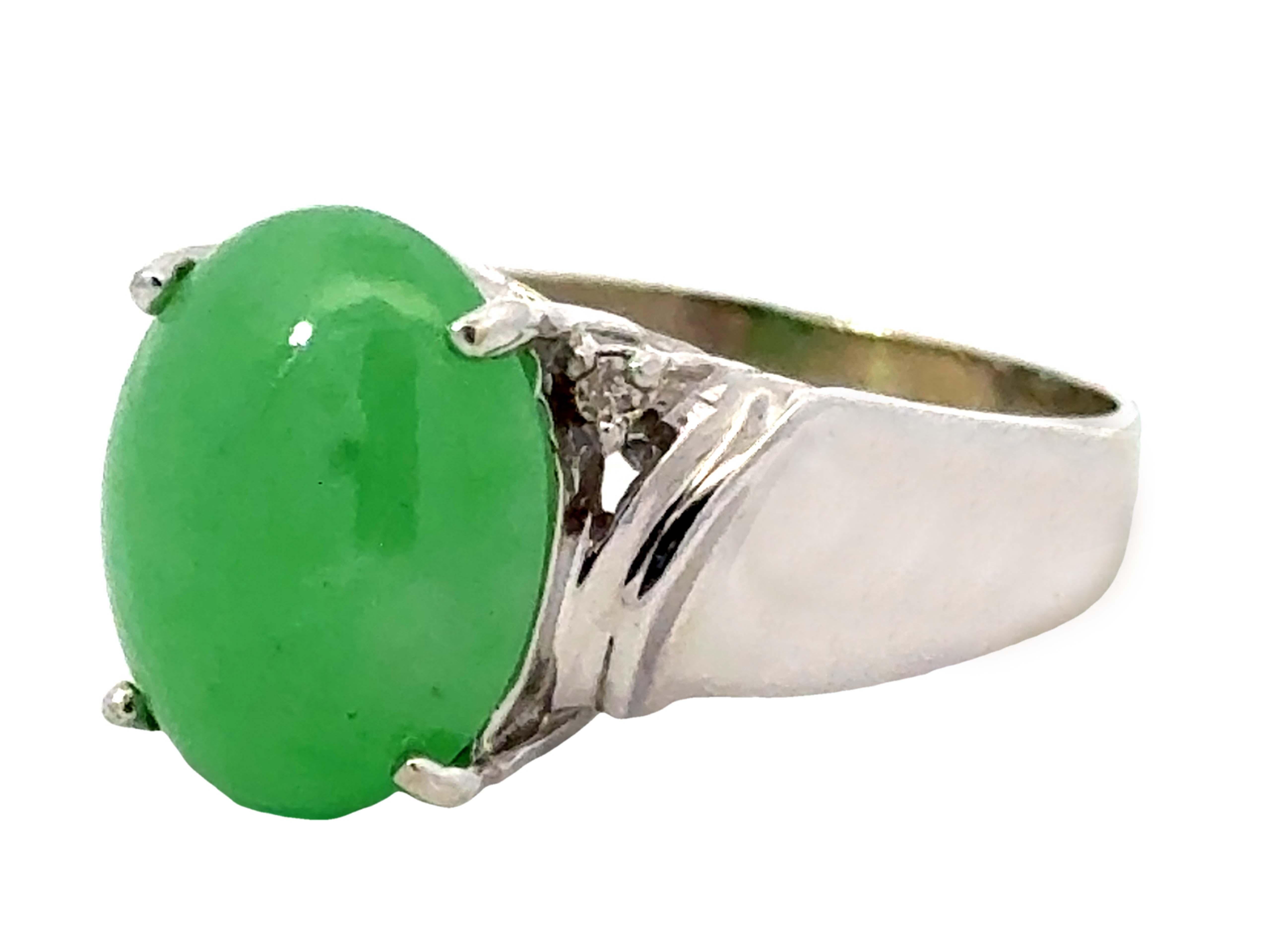 Oval Green Jade Cabochon Diamond Ring 14k White Gold In Excellent Condition For Sale In Honolulu, HI