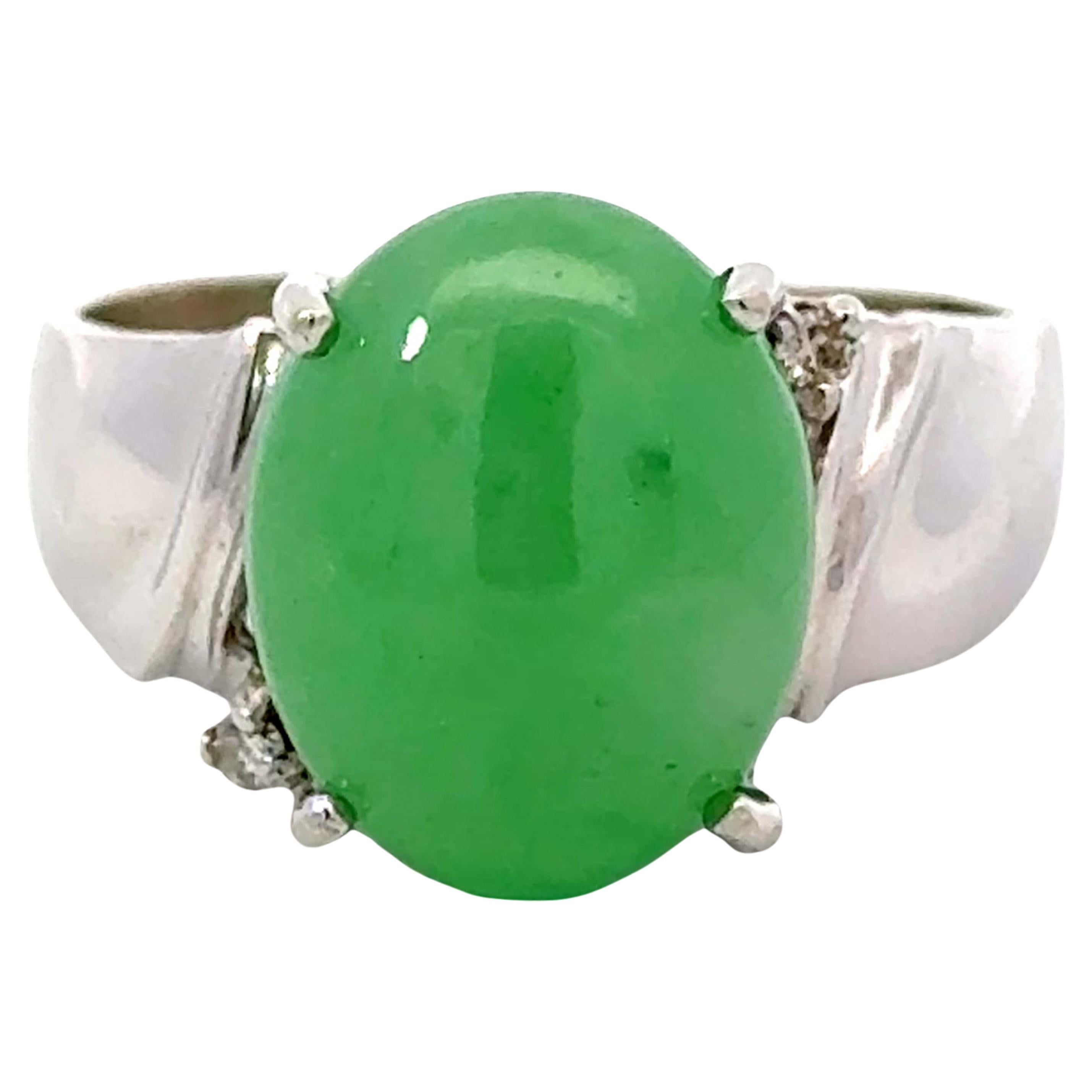 Bague en or blanc 14 carats avec cabochon de jade vert ovale et diamant en vente