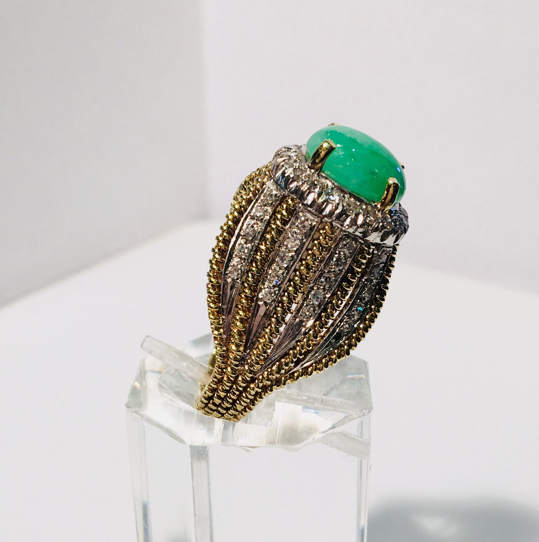 Ovaler ovaler grüner Jade Diamant Halo Gelbgold Mode Ring mit 1 Karat Diamanten im Zustand „Hervorragend“ im Angebot in Tustin, CA