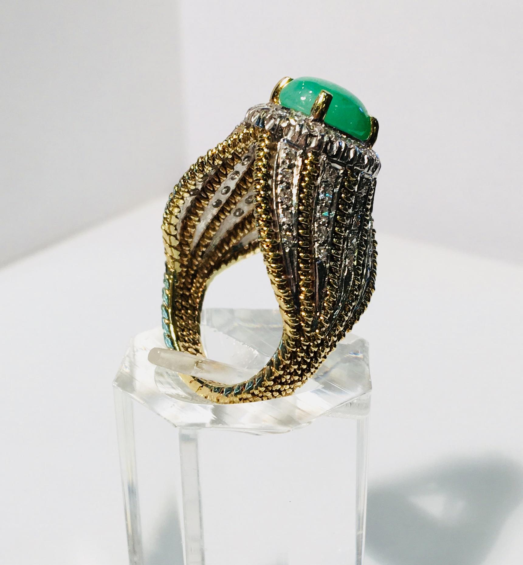 Ovaler ovaler grüner Jade Diamant Halo Gelbgold Mode Ring mit 1 Karat Diamanten Damen im Angebot