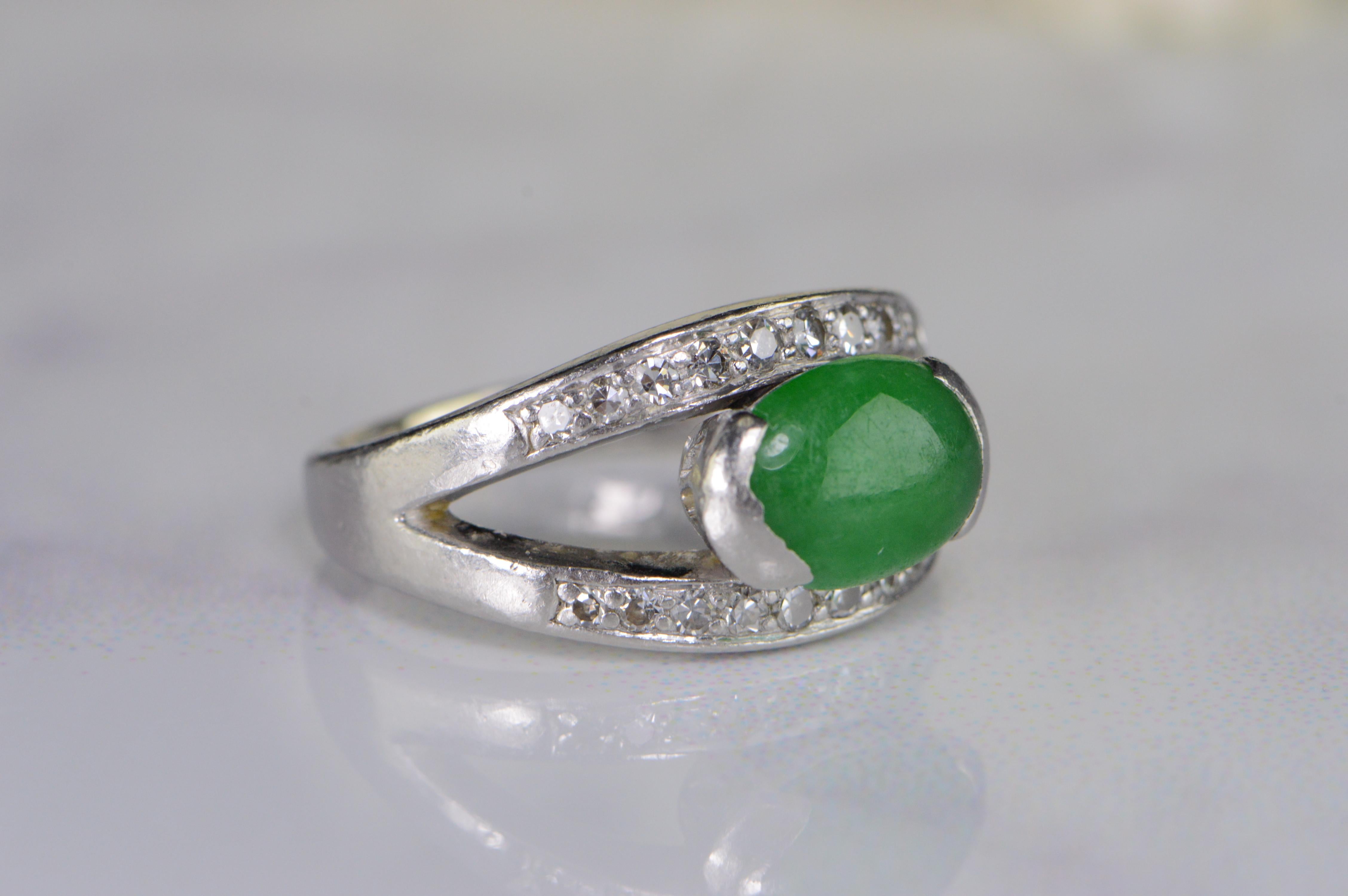Oval Green Jade Diamond Retro Platinum Ring In Good Condition For Sale In Frederick, MD