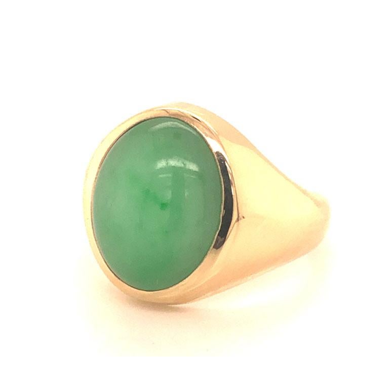 Bague en jade vert ovale, or jaune 14 carats Bon état - En vente à Honolulu, HI