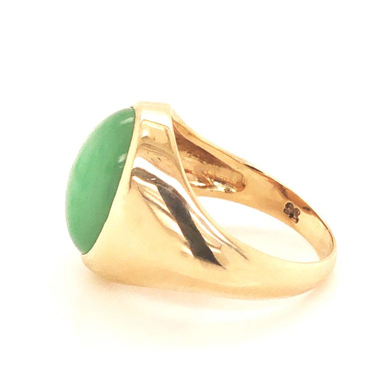 Cabochon Oval Green Jade Ring, 14k Yellow Gold For Sale