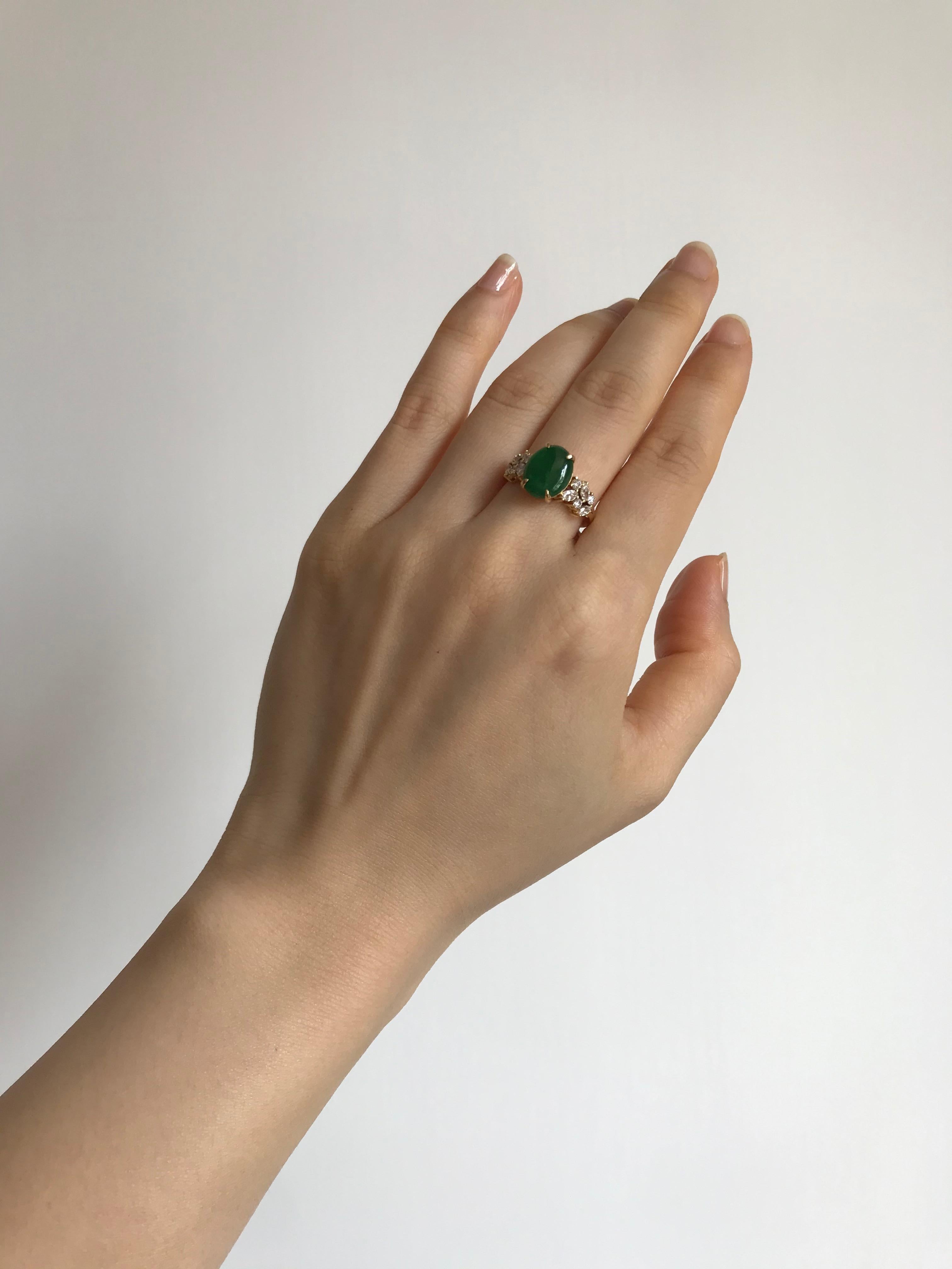 Im Angebot: Ovaler Verlobungsring aus grüner Jade mit Marquise-Diamant und rundem Diamant  () 2
