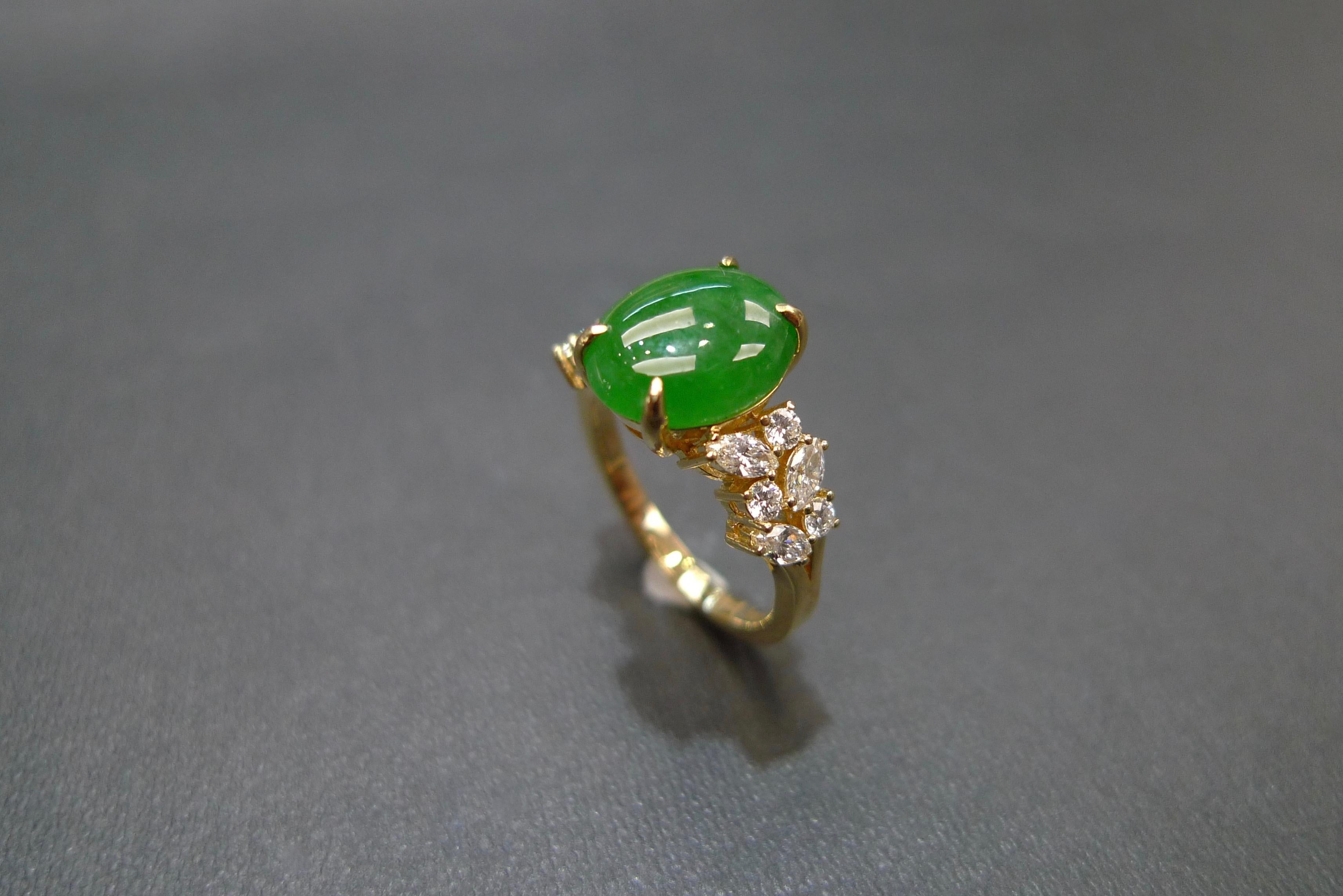 Im Angebot: Ovaler Verlobungsring aus grüner Jade mit Marquise-Diamant und rundem Diamant  () 3