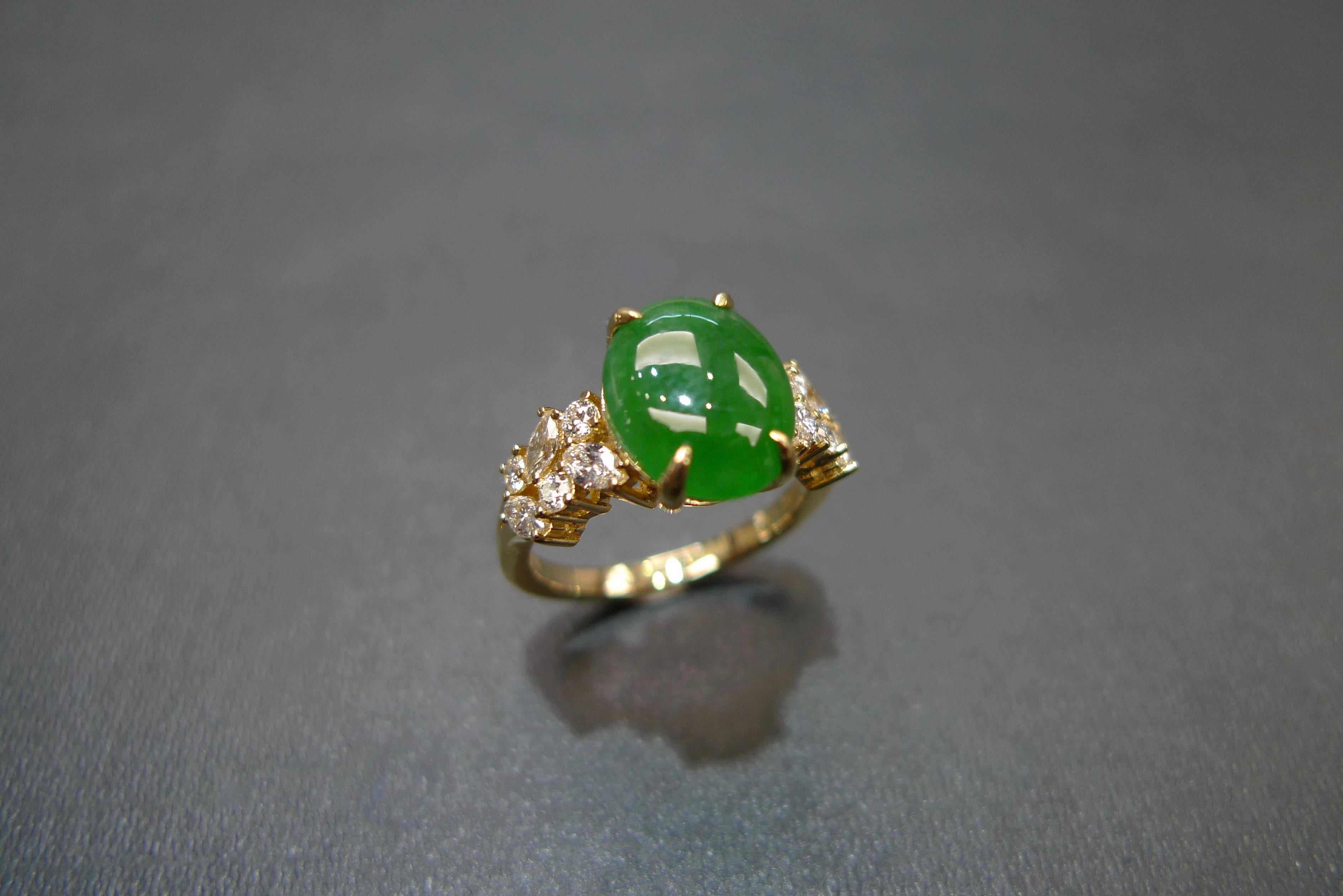 Im Angebot: Ovaler Verlobungsring aus grüner Jade mit Marquise-Diamant und rundem Diamant  () 5
