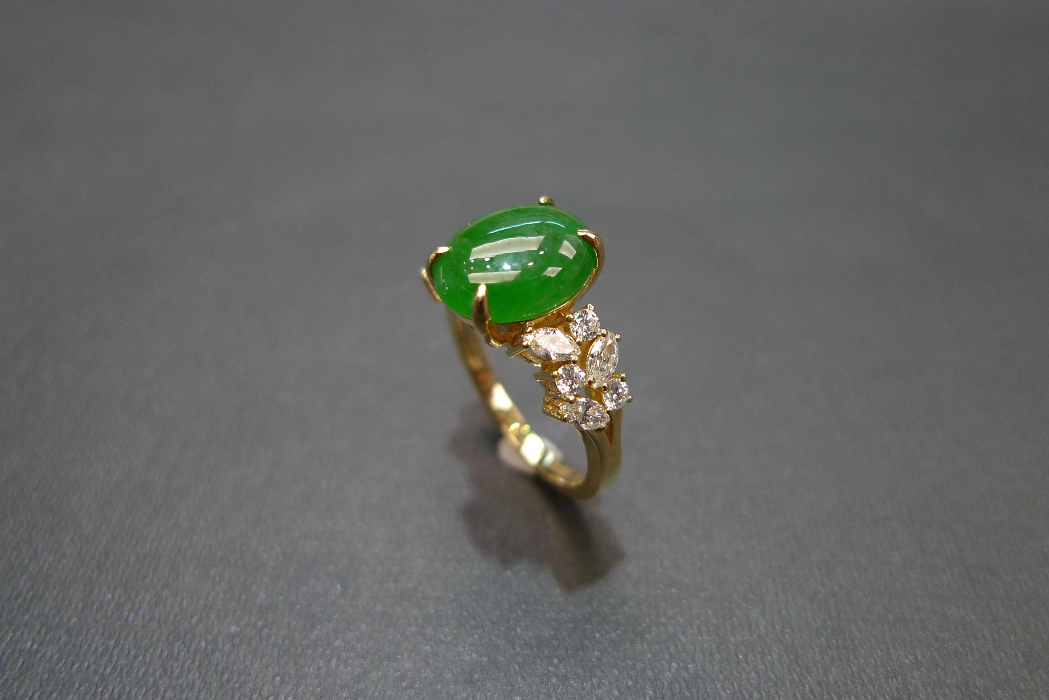 Im Angebot: Ovaler Verlobungsring aus grüner Jade mit Marquise-Diamant und rundem Diamant  () 7