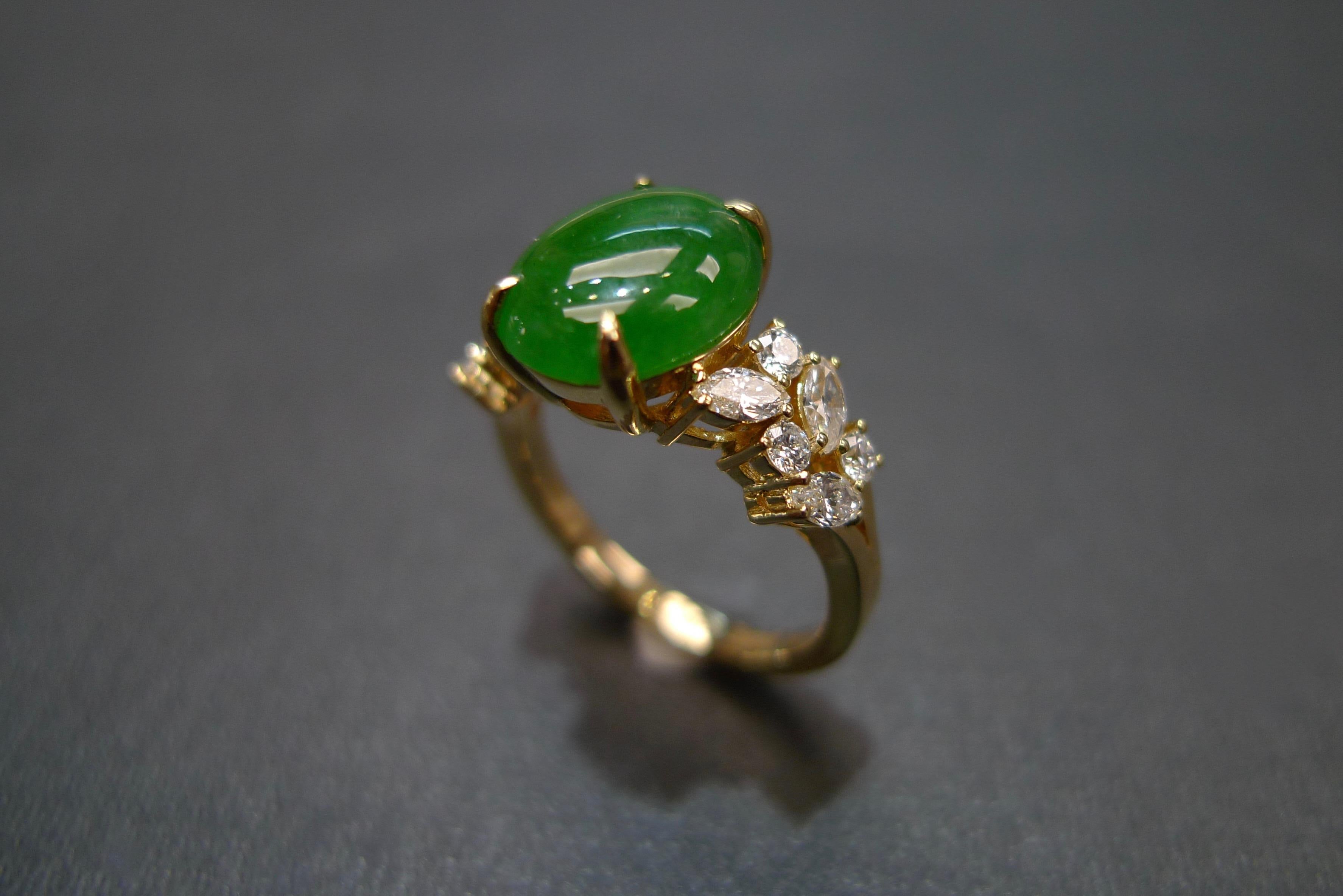 Im Angebot: Ovaler Verlobungsring aus grüner Jade mit Marquise-Diamant und rundem Diamant  () 8