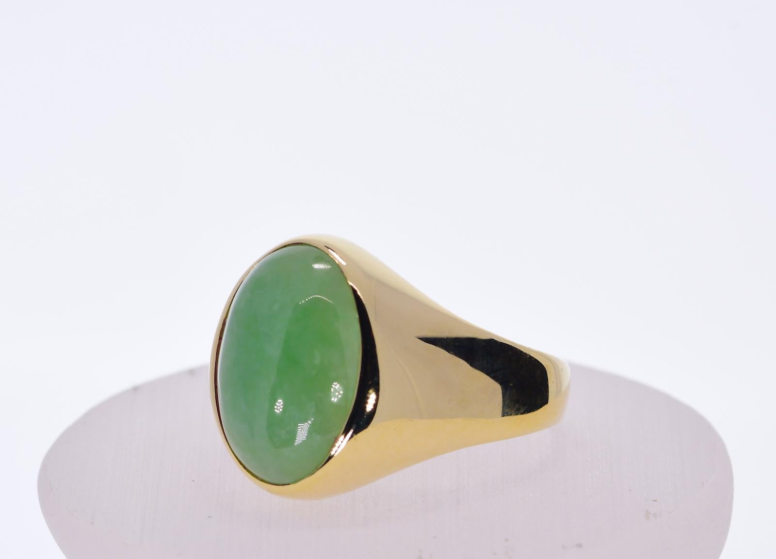 Contemporary Oval Green Jadeite Jade in 14 Karat Yellow Gold 12 Grams