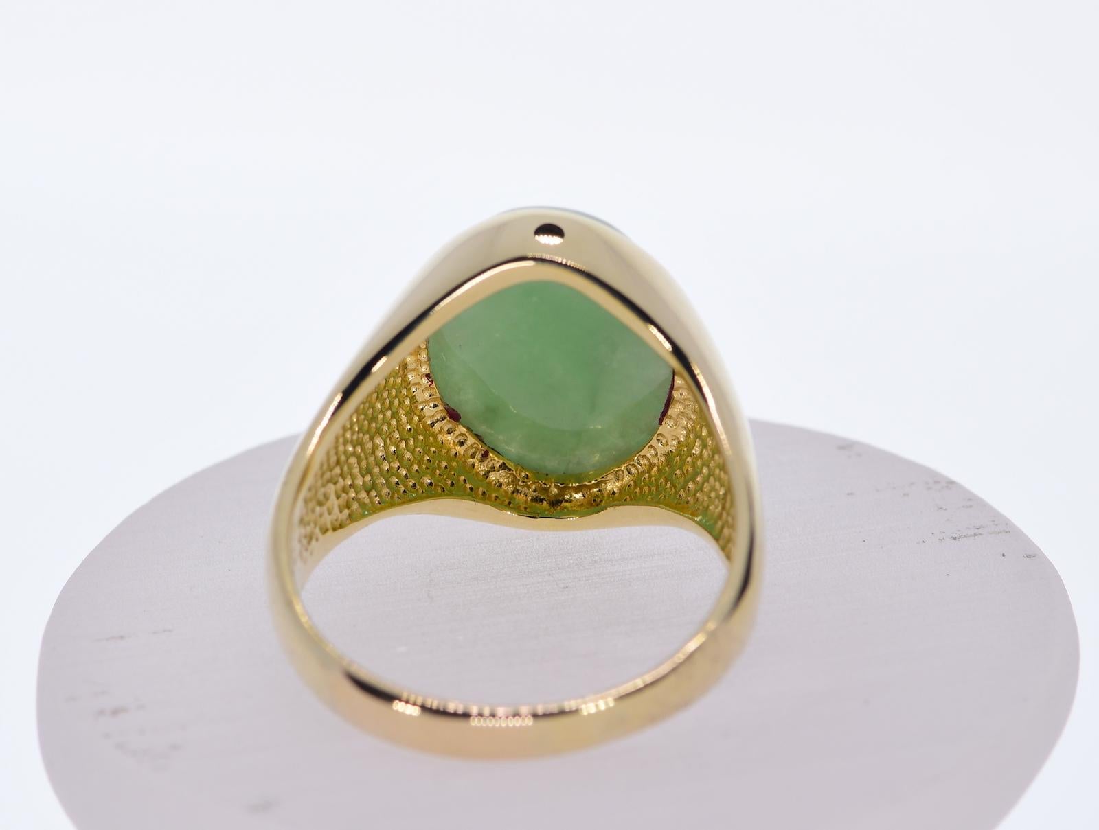 Oval Green Jadeite Jade in 14 Karat Yellow Gold 12 Grams In Excellent Condition In Daytona Beach, FL