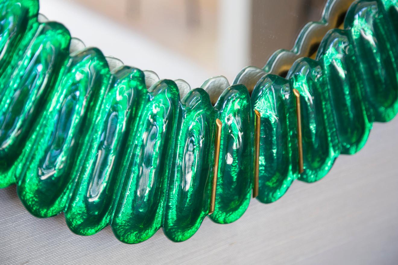 italien Miroir ovale en verre de Murano vert Kelly, en stock en vente