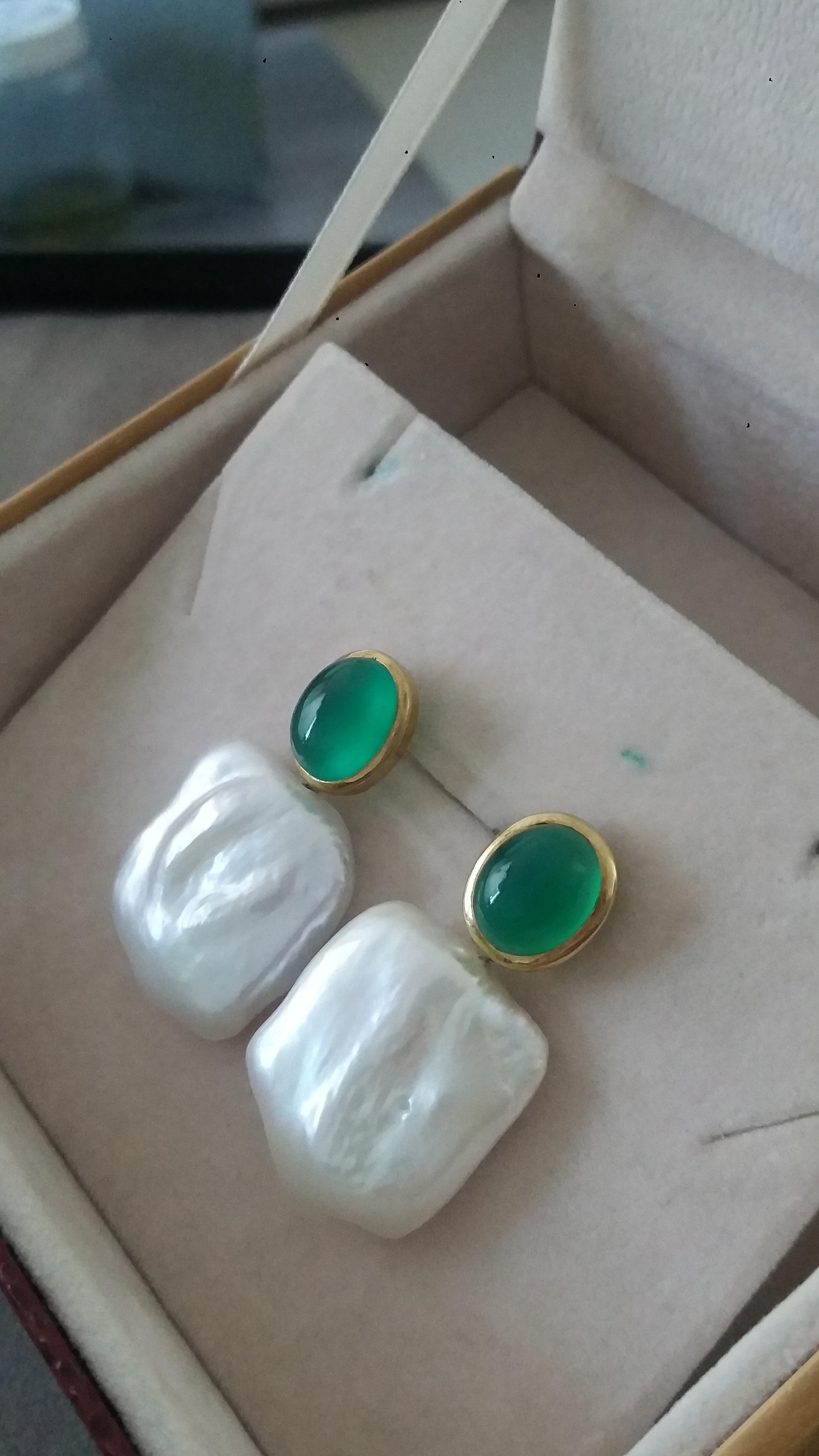 Oval Green Onyx Cabs 14 Kt Yellow Gold Bezel Square Baroque Pearls Stud Earrings For Sale 5