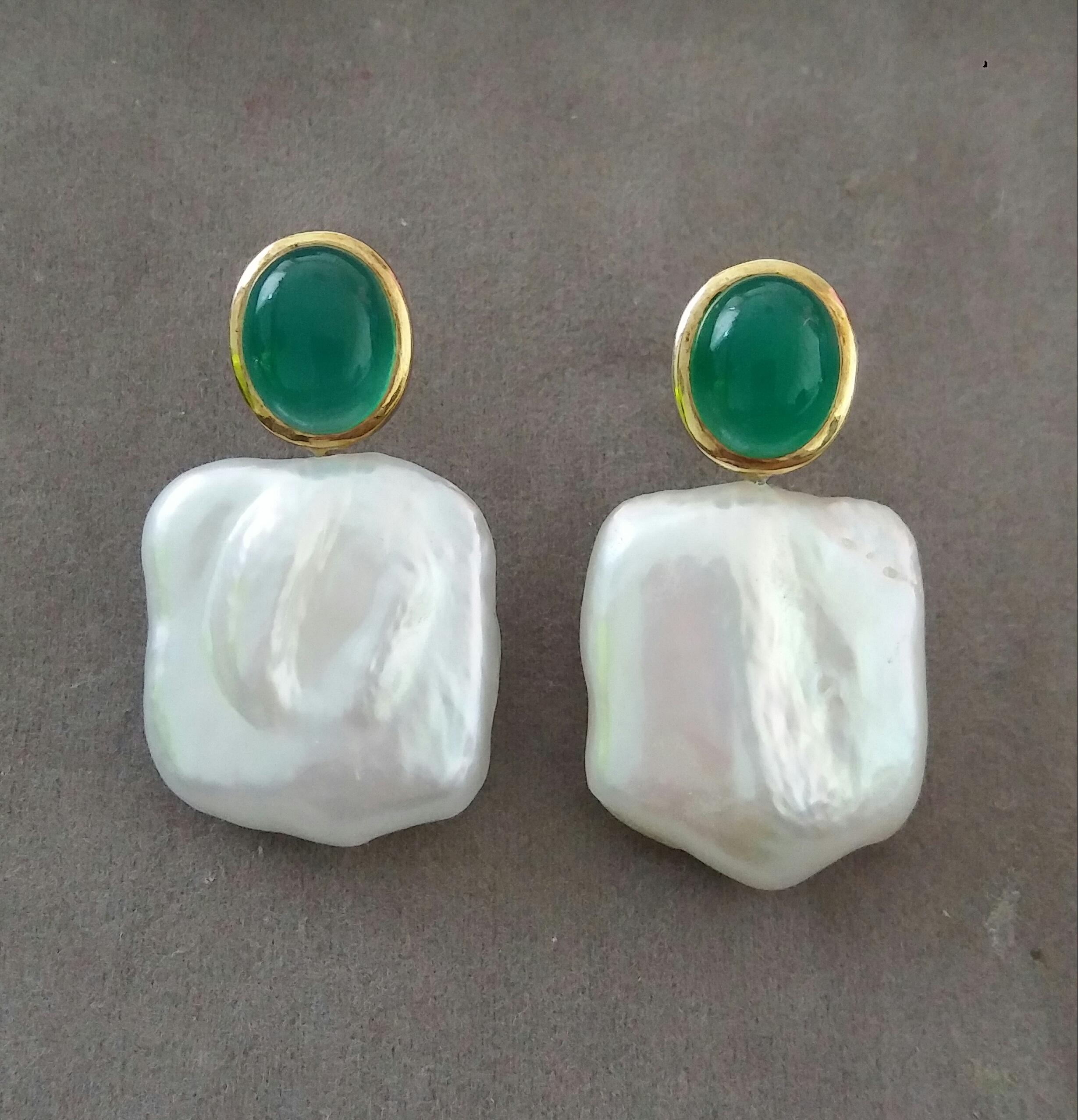 Contemporary Oval Green Onyx Cabs 14 Kt Yellow Gold Bezel Square Baroque Pearls Stud Earrings For Sale