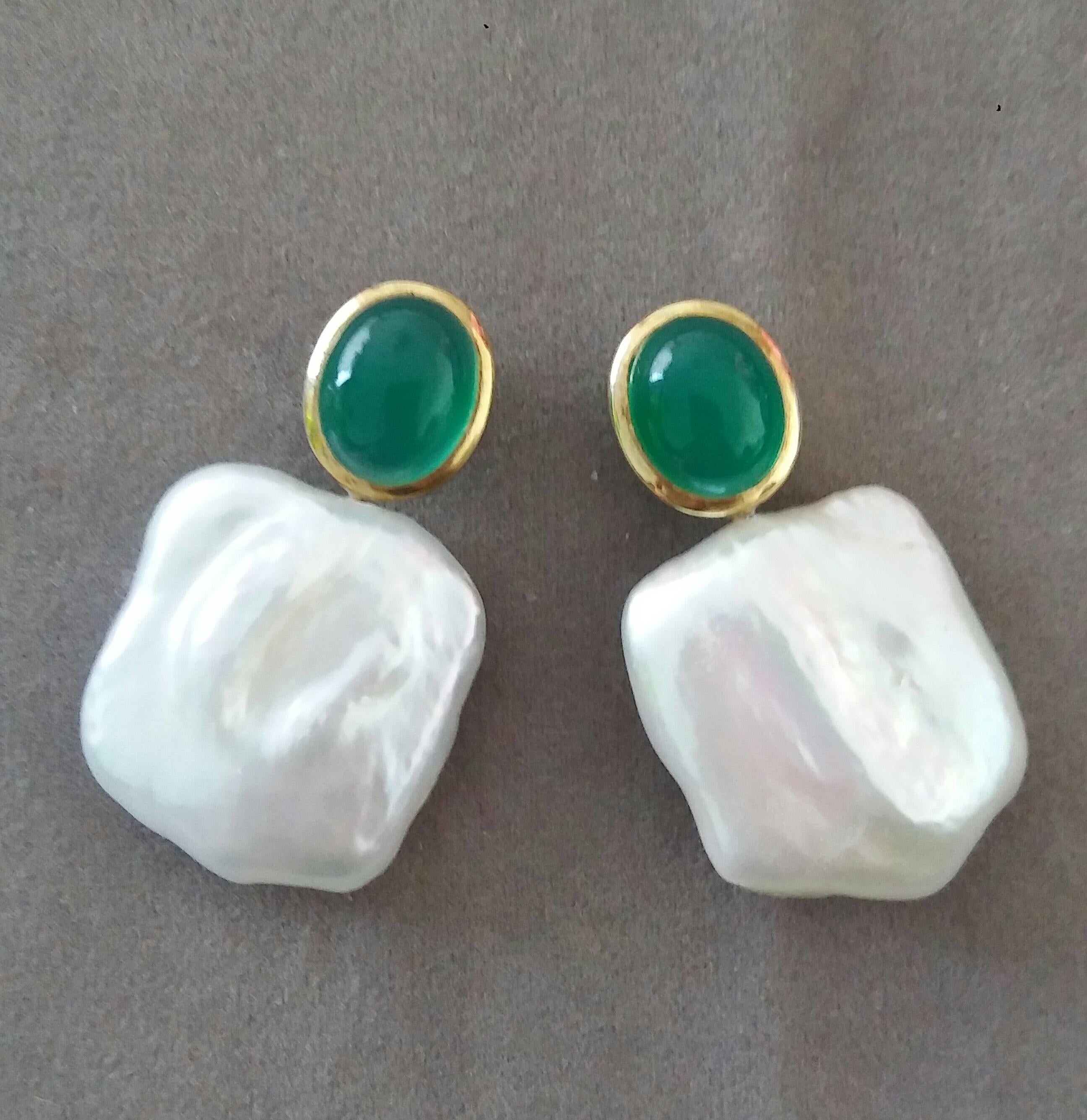Oval Green Onyx Cabs 14 Kt Yellow Gold Bezel Square Baroque Pearls Stud Earrings In New Condition For Sale In Bangkok, TH