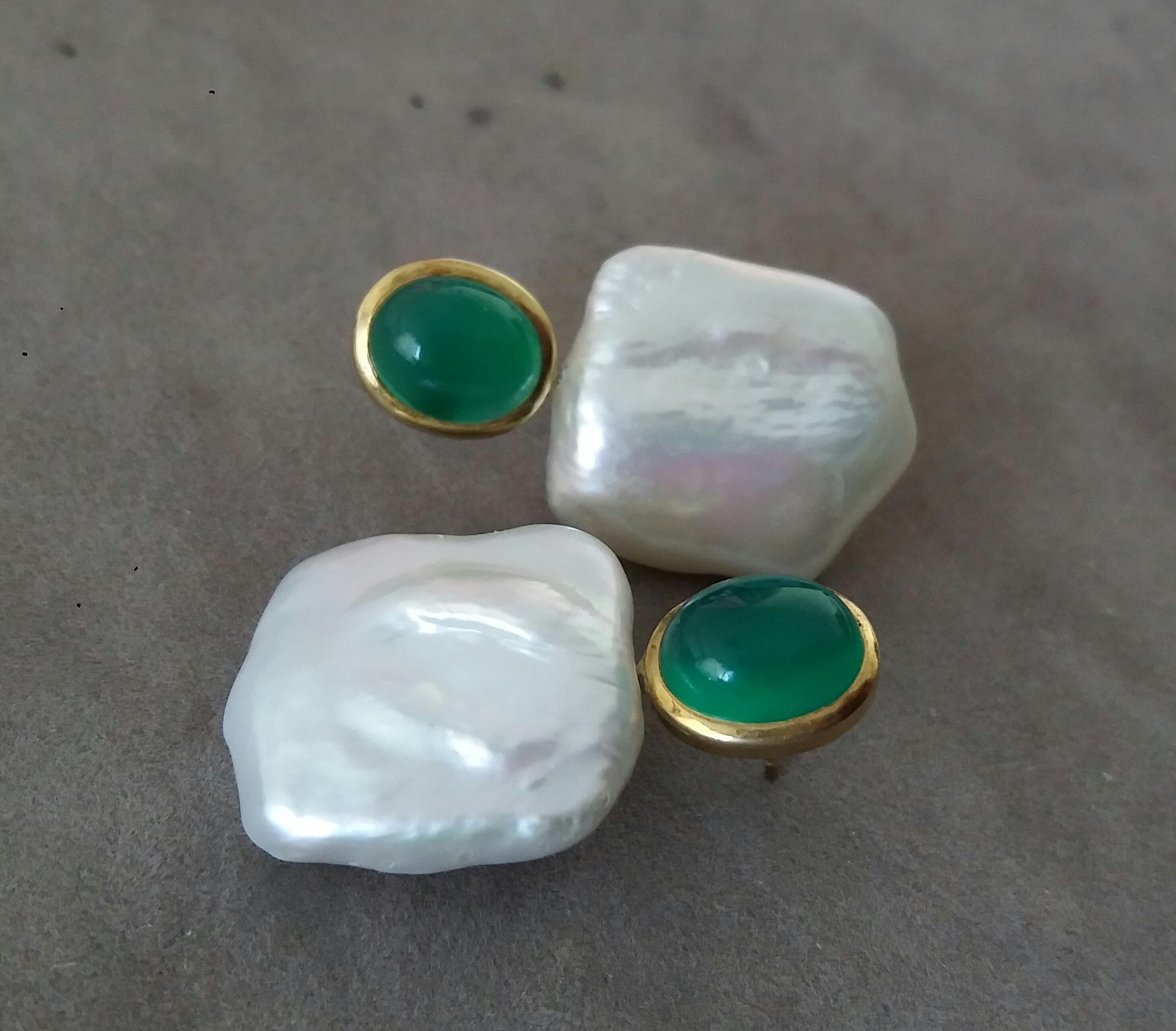 Women's Oval Green Onyx Cabs 14 Kt Yellow Gold Bezel Square Baroque Pearls Stud Earrings For Sale