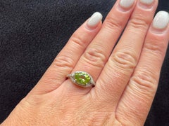 Ovaler grüner Peridot und Diamant-Halo-Ring aus 14 Karat Weißgold