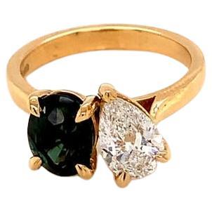 Ovaler grüner Saphir und birnenförmiger Diamantring aus 18 Karat Gelbgold