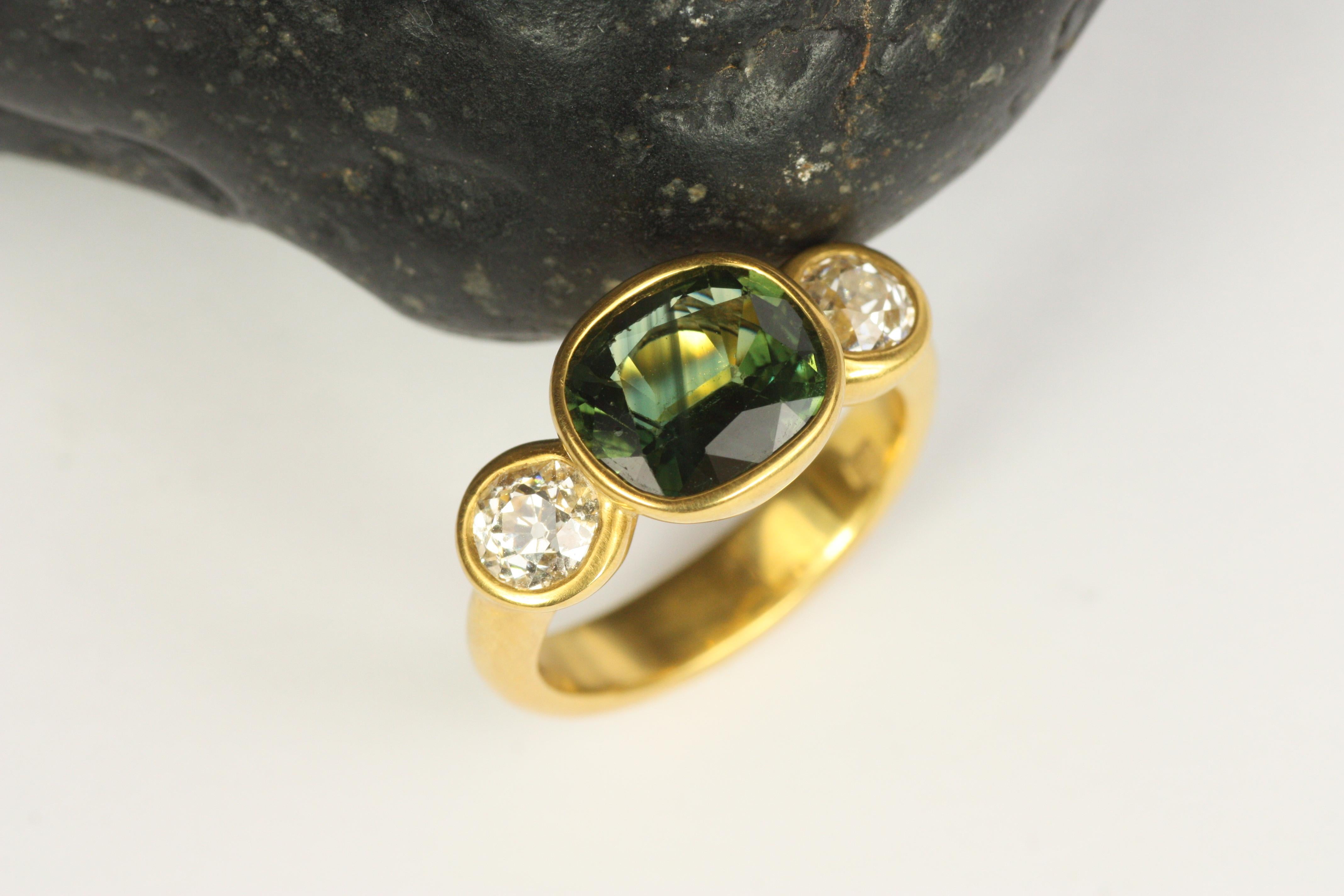 Bague 3 pierres en or 22K de 2,78 ct de saphir vert ovale et 1,02 ct de diamant taille ancienne Pour femmes en vente