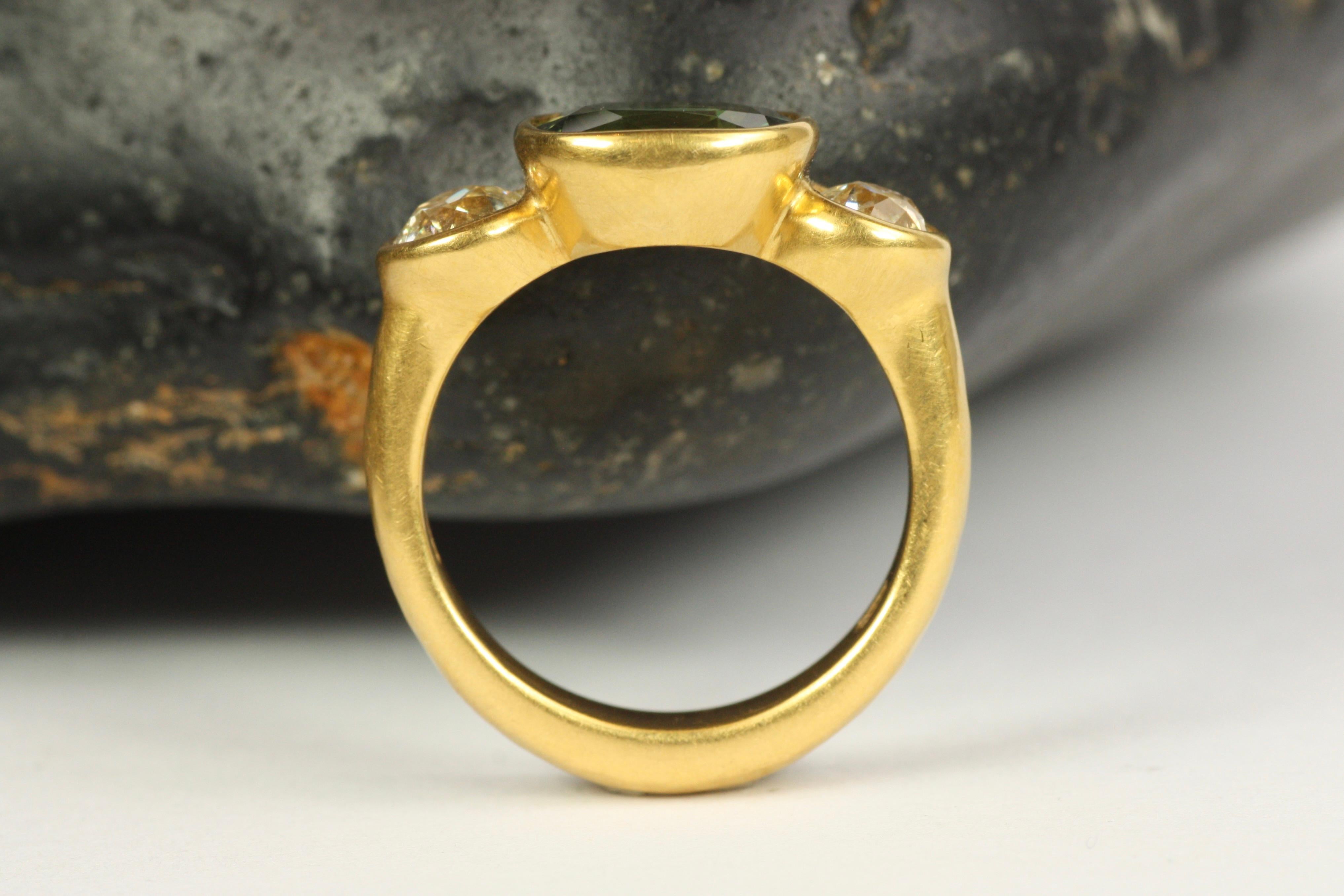 Bague 3 pierres en or 22K de 2,78 ct de saphir vert ovale et 1,02 ct de diamant taille ancienne en vente 1