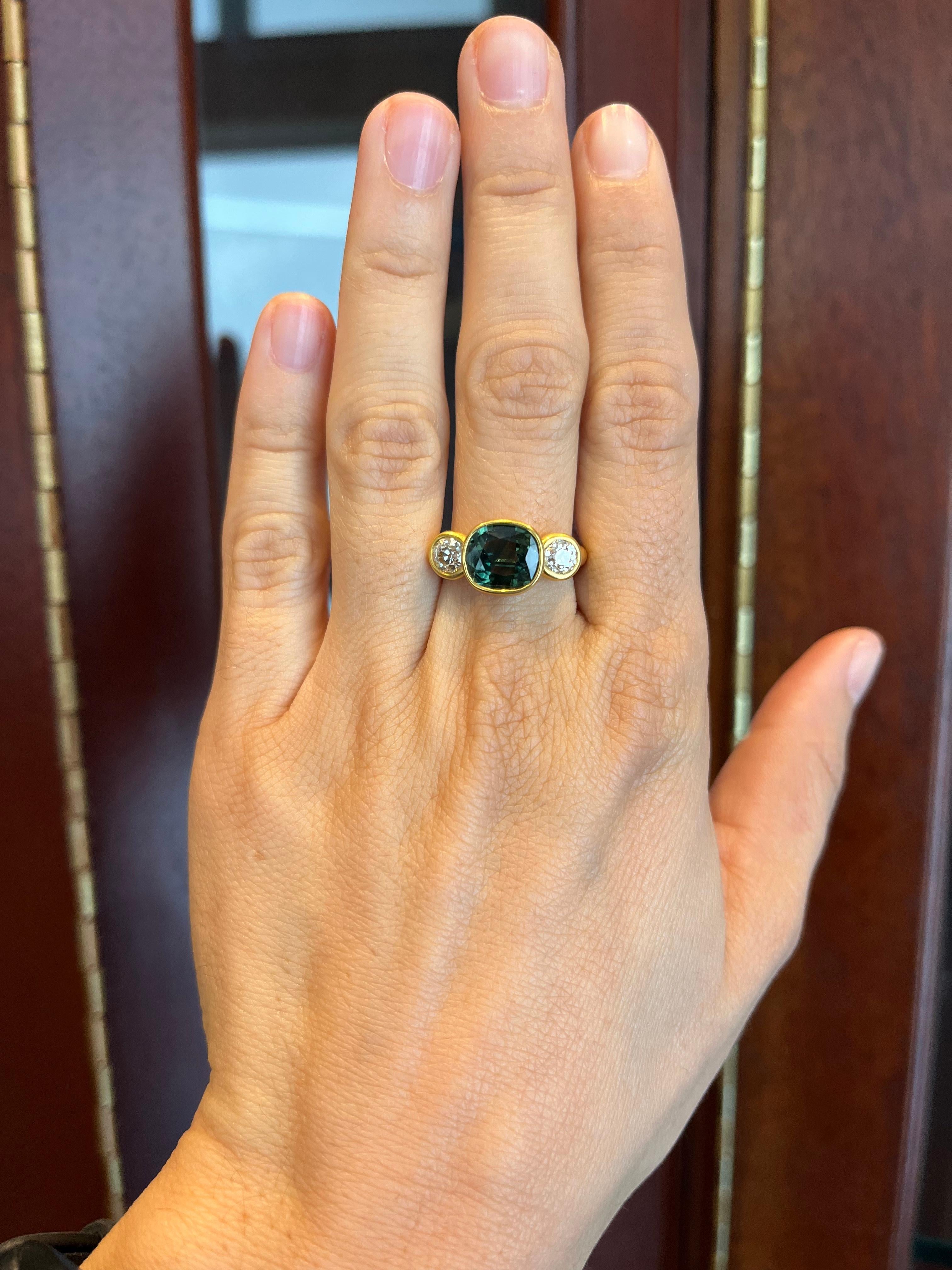 Bague 3 pierres en or 22K de 2,78 ct de saphir vert ovale et 1,02 ct de diamant taille ancienne en vente 2