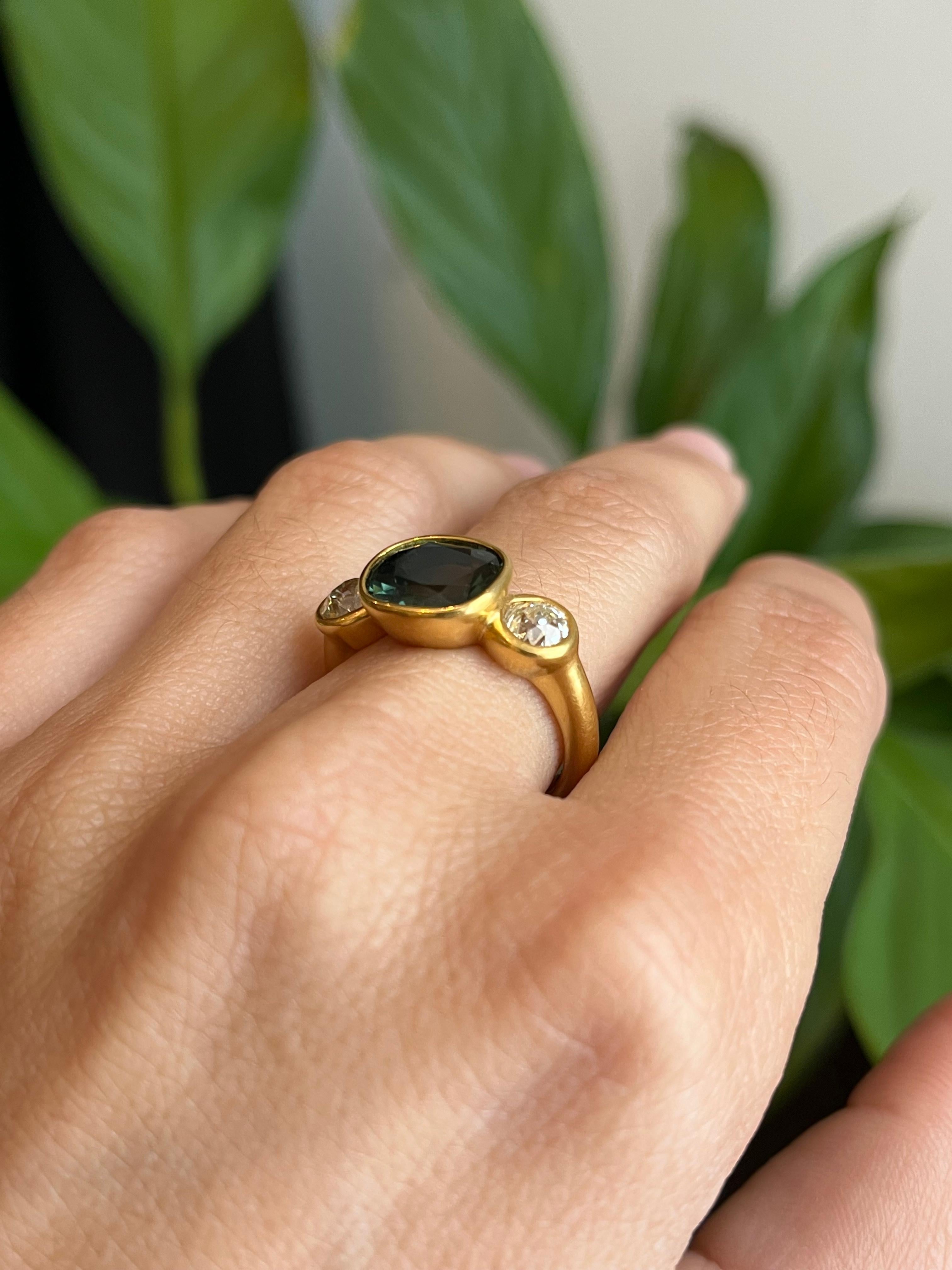 Bague 3 pierres en or 22K de 2,78 ct de saphir vert ovale et 1,02 ct de diamant taille ancienne en vente 3