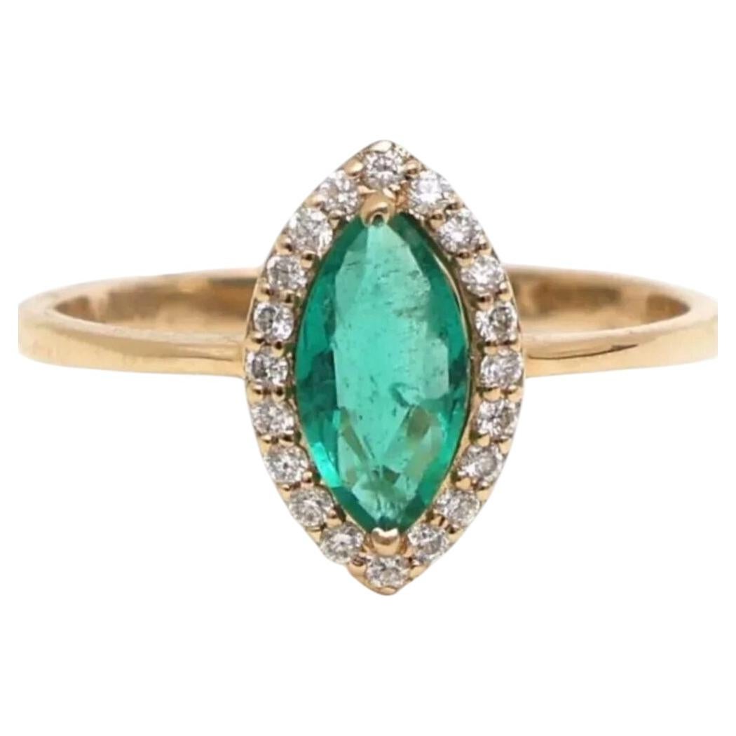 En vente :  Bague en or jaune 14 carats avec émeraude ovale de 0,41 ct et diamants