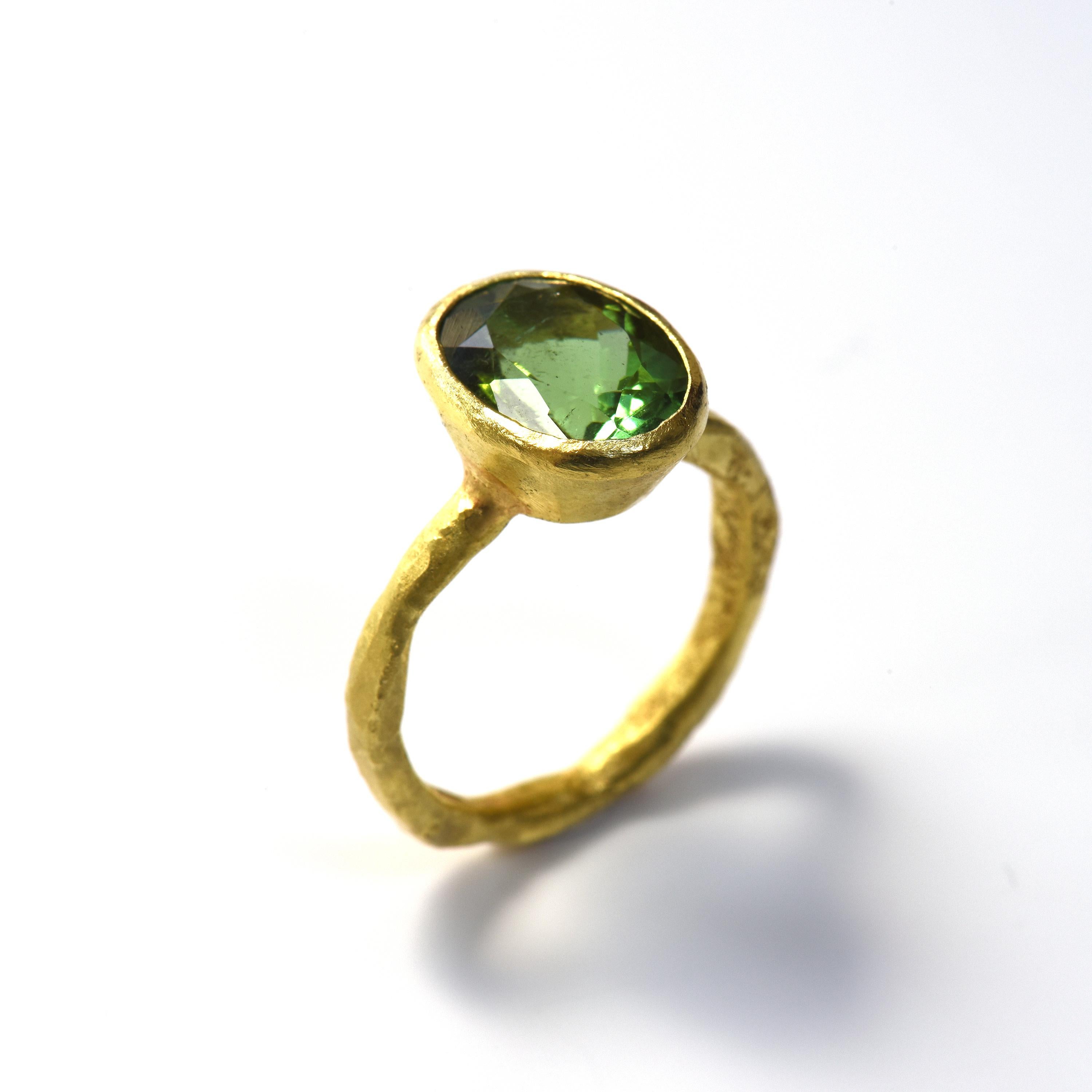 Oval Green Tourmaline 18 Karat Gold Textured Ring by Disa Allsopp In New Condition In London, GB