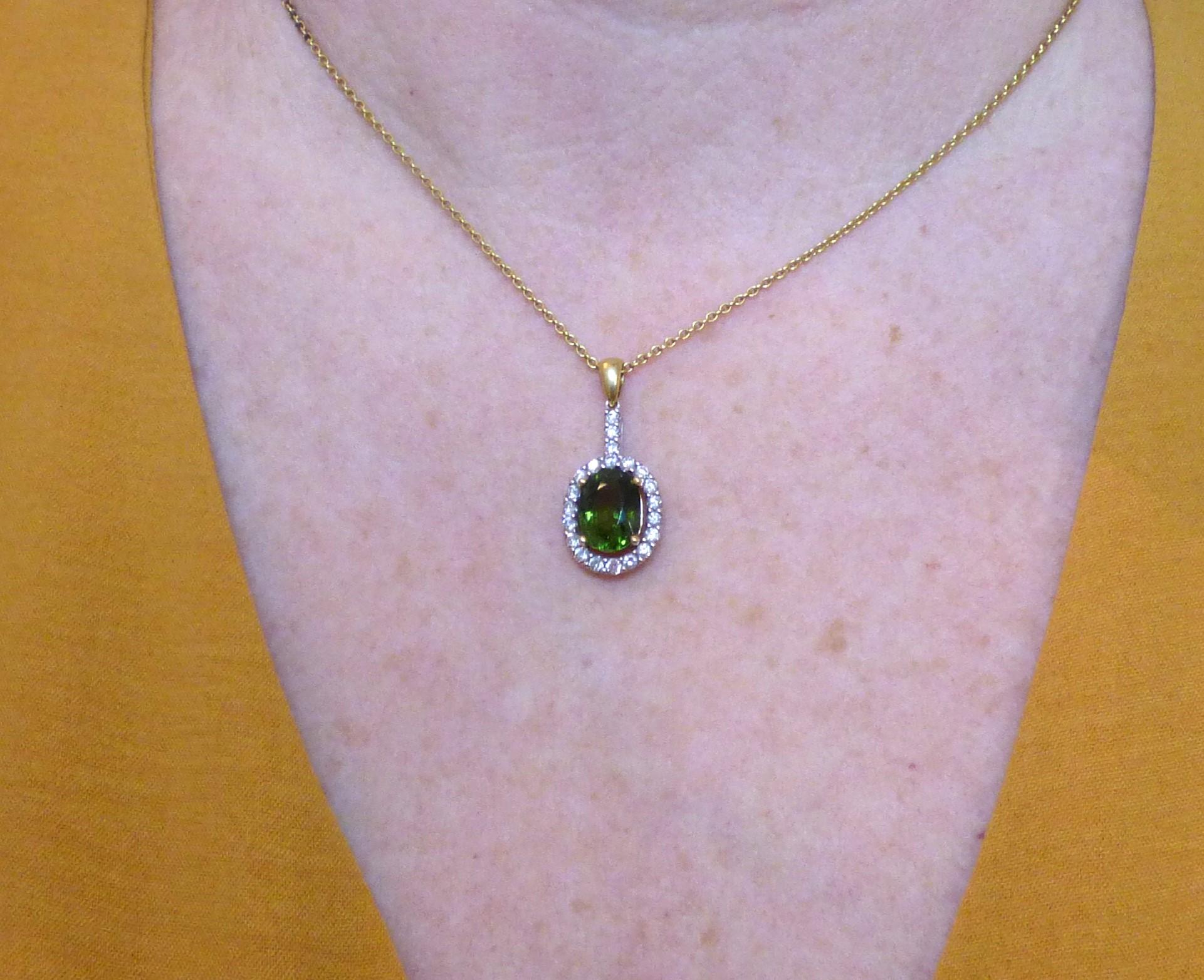 Oval Green Tourmaline and Diamond Pendant in 18K Gold In New Condition For Sale In Dublin, IE