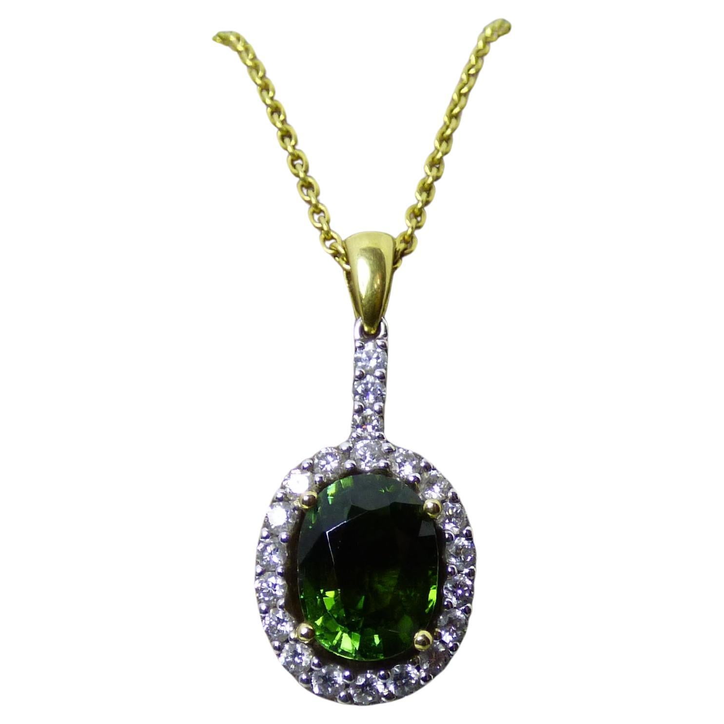 Pendentif en or 18 carats avec tourmaline verte ovale et diamants en vente